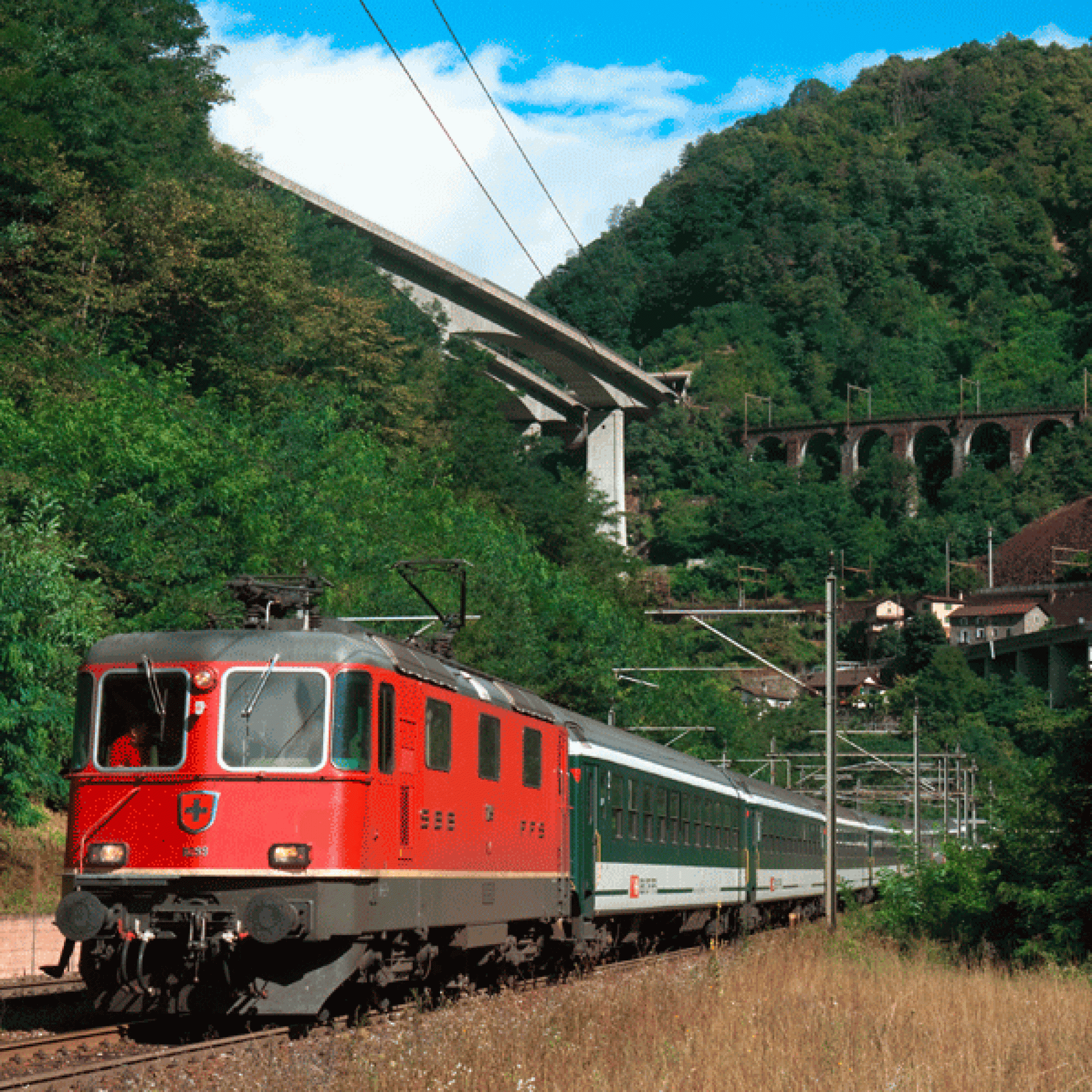 Eine RE 420-Lokomotive unterwegs in der Biaschina.  (Kabellege /David Gubler, http://www.bahnbilder.ch, gemeinfrei)) 