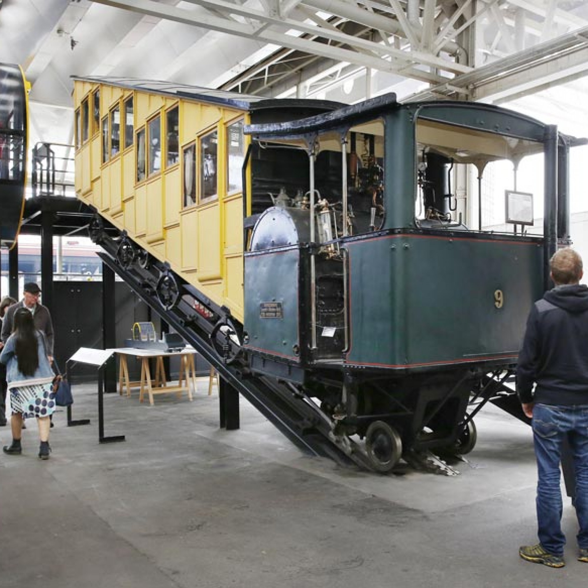 In der Schienenhalle ist die steilste Zahnradbahn der Welt zu sehen. (Foto: Verkehrshaus der Schweiz/Christen)