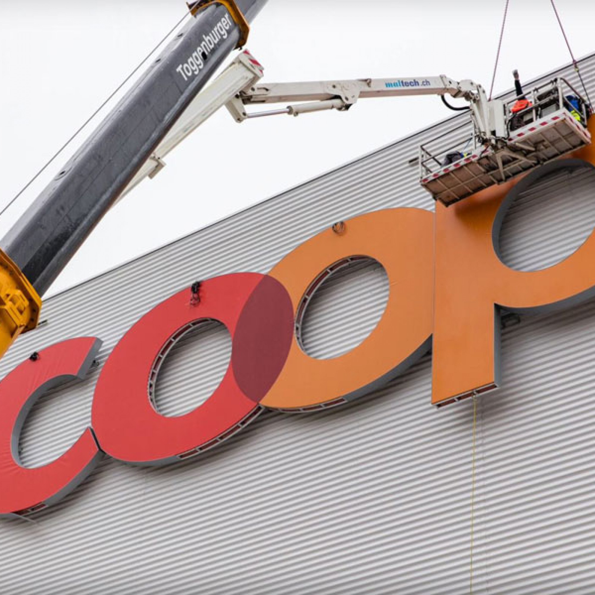 Das neue Coop-Logo in Pratteln hat gigantische Ausmasse (Coop)