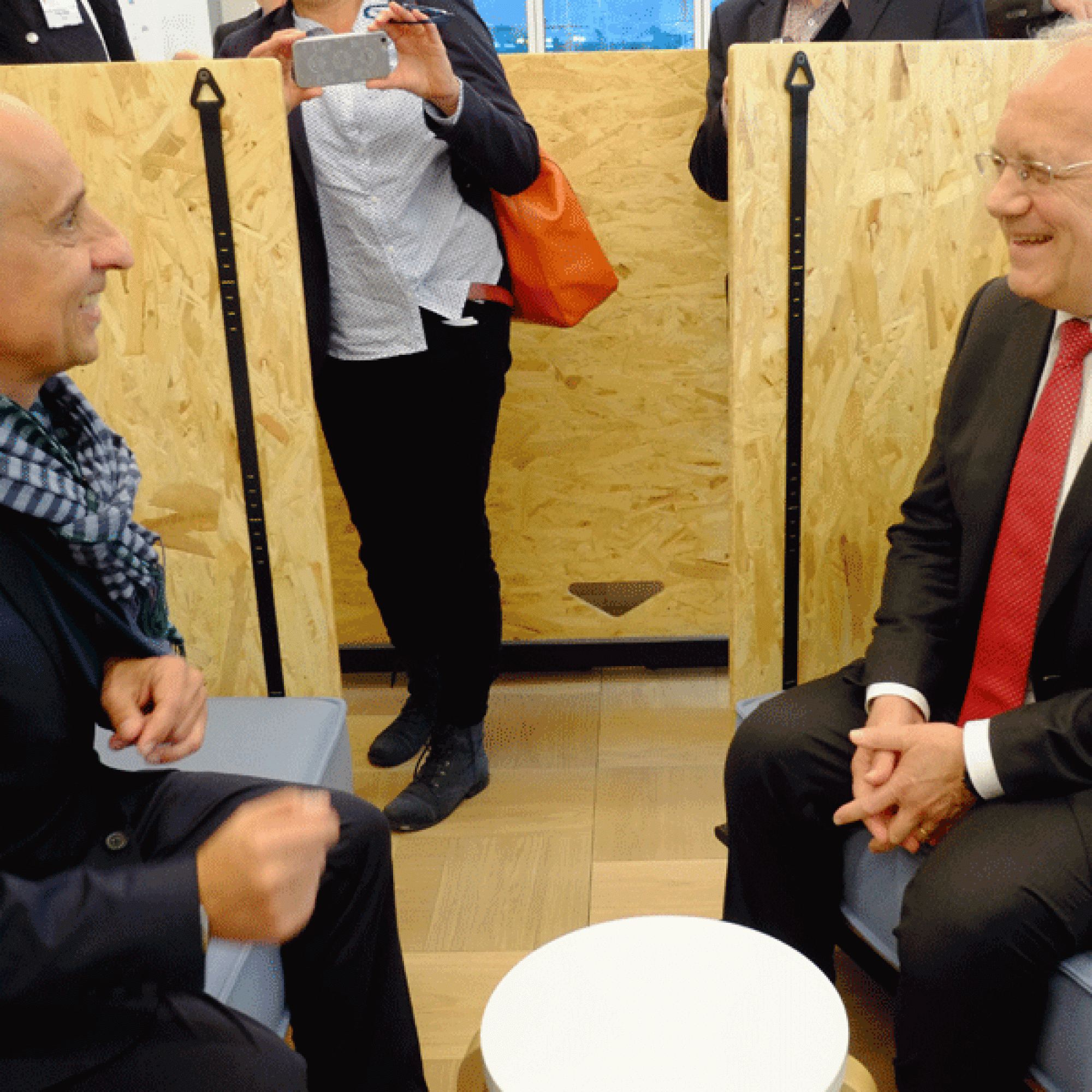 HSLU-Architekturprofessor Peter Schwehr mit Bundesrat Johann Schneider-Ammann (Bild: Urs Rüttimann)