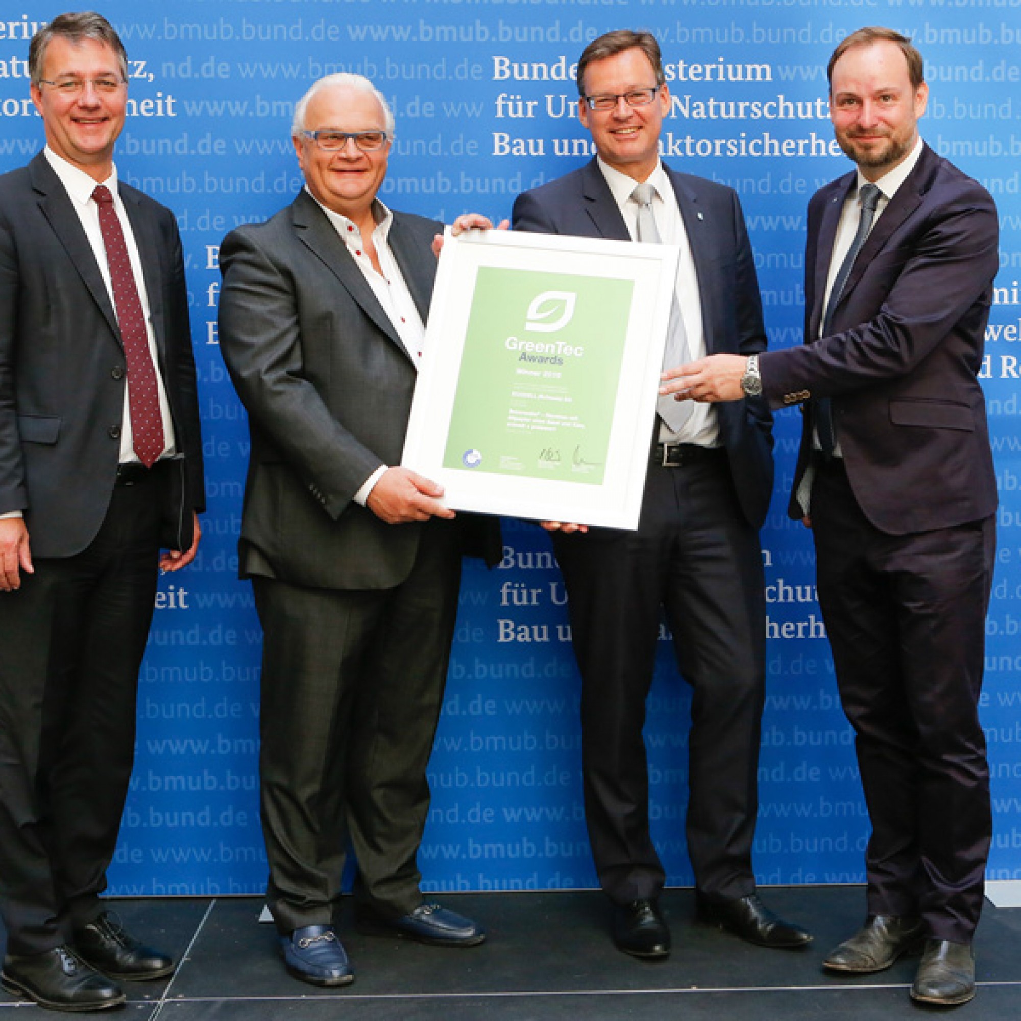 Firmengründer Fredy Iseli (2. von links) erhält die GreenTec-Award-Urkunde. (Bilder zvg)