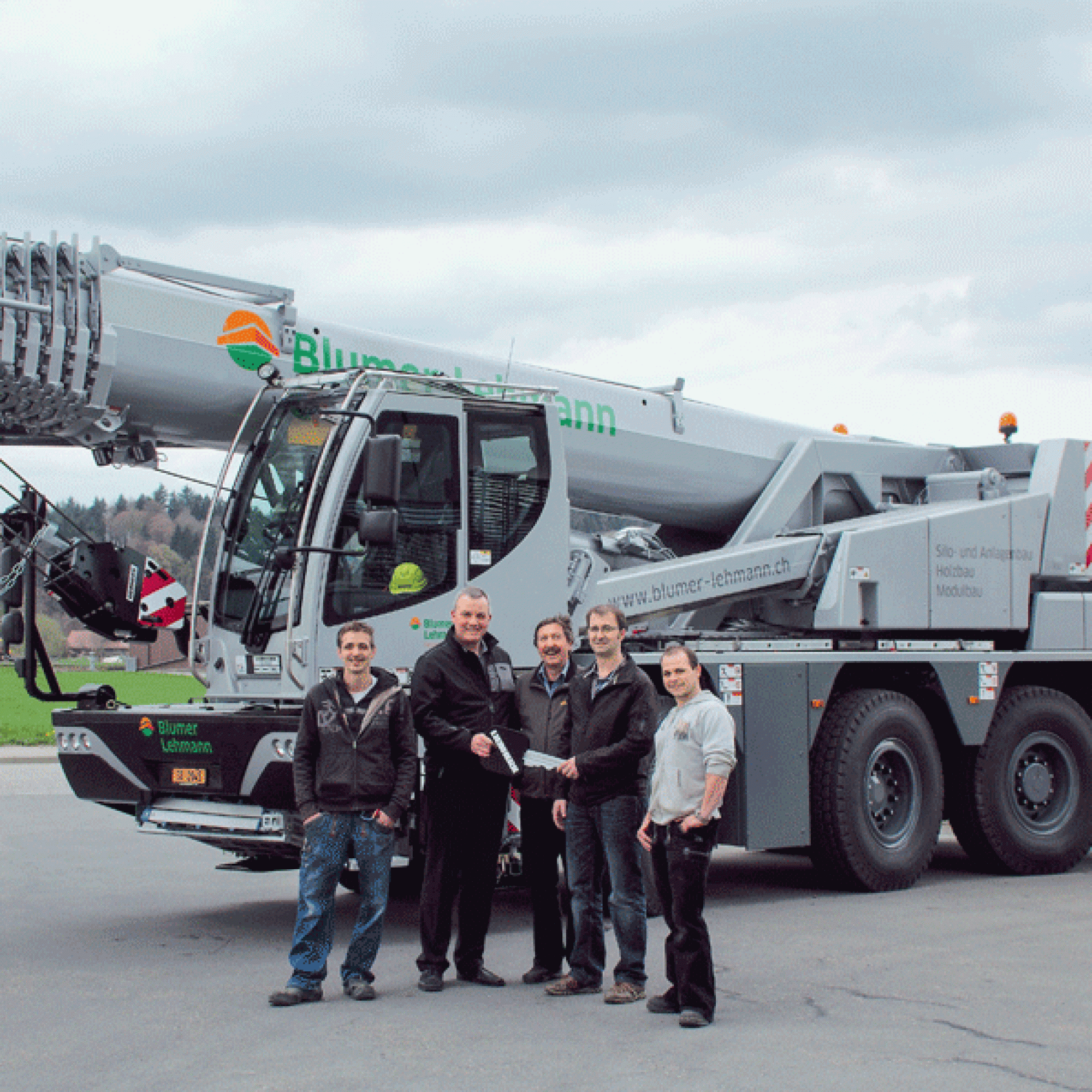 Zufriedene Gesichter bei der Übergabe des Mobilkrans (v. l. n. r.): Thomas Metzger (BL Silobau AG),  Marc Bollinger (Liebherr-Baumaschinen AG), Marc Brütsch (Liebherr-Baumaschinen AG), Roger Brander (Stv. Geschäftsführer BL Silobau AG), Patrick Meister (B