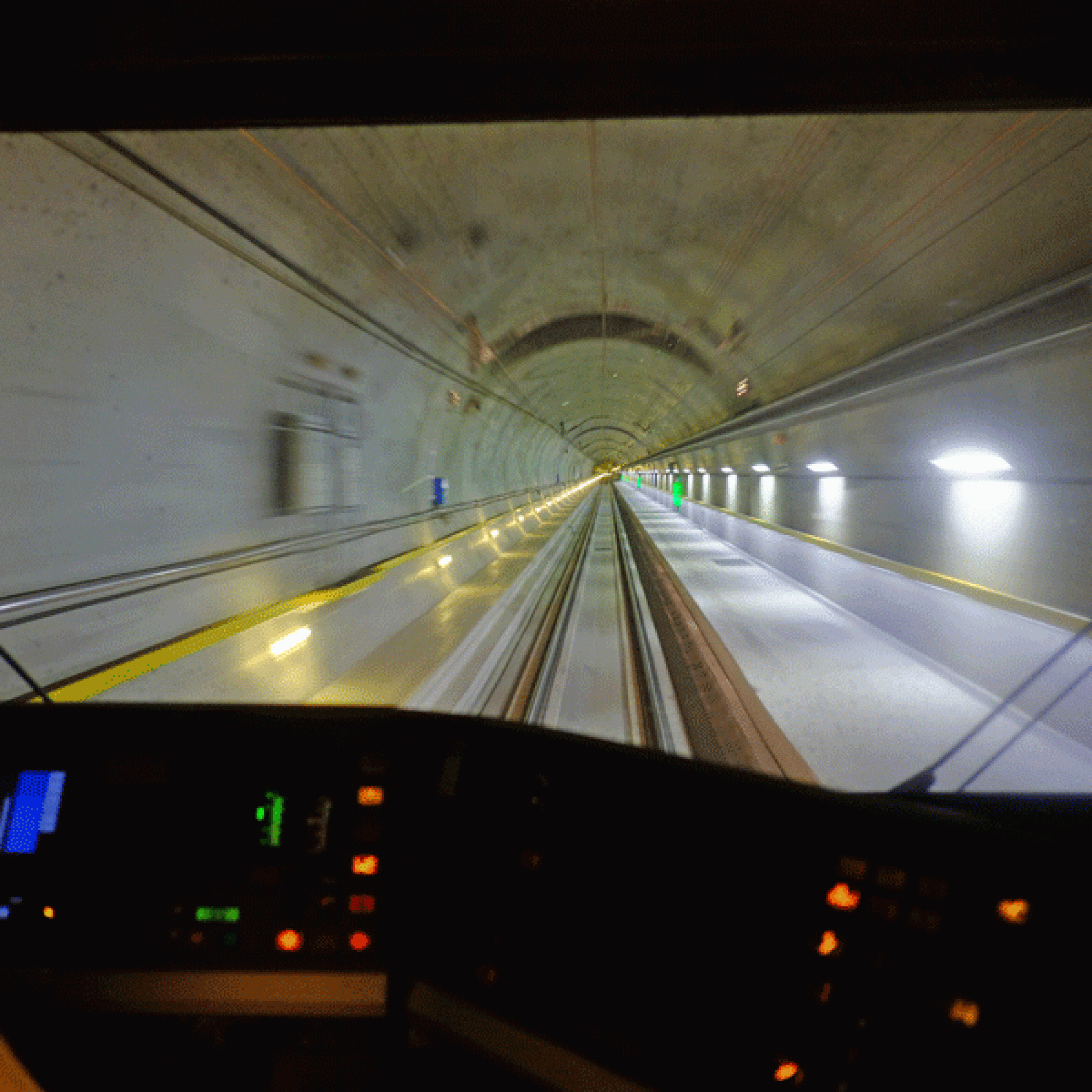 Der Tunnnel im Scheinwerferlicht (Bild: Urs Rüttimann)