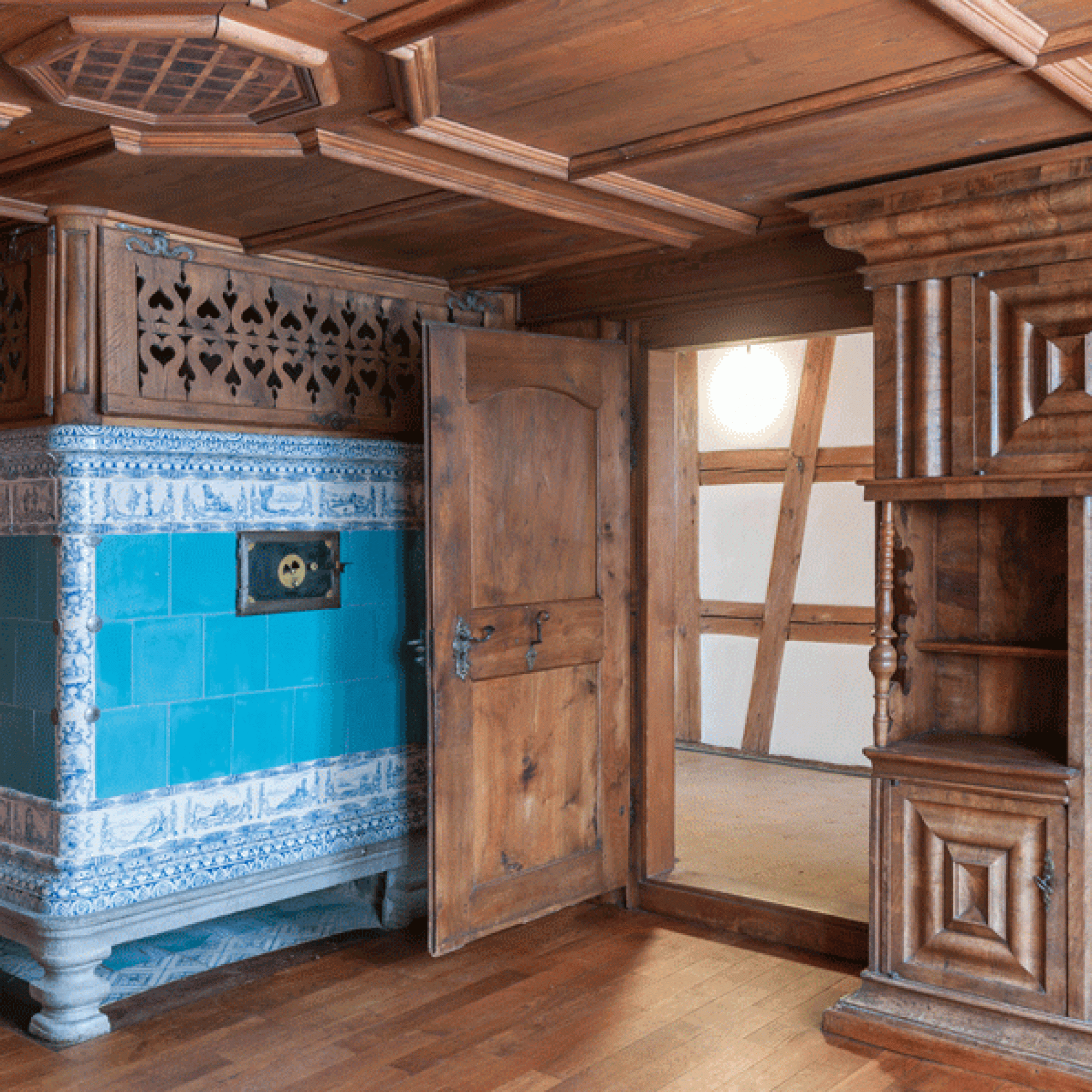 Innen wurde das Menzihaus nur sanft renoviert, mit einem der beiden Kachelöfen weiterhin auf traditionellen Weise geheizt. (zvg)