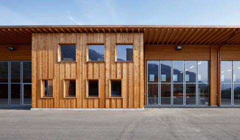 Anders als beim gewöhnlichen Bauernhaus mit horizontalen Holzbalken sind die Querschnitte beim Hauptgebäude vertikal geführt.