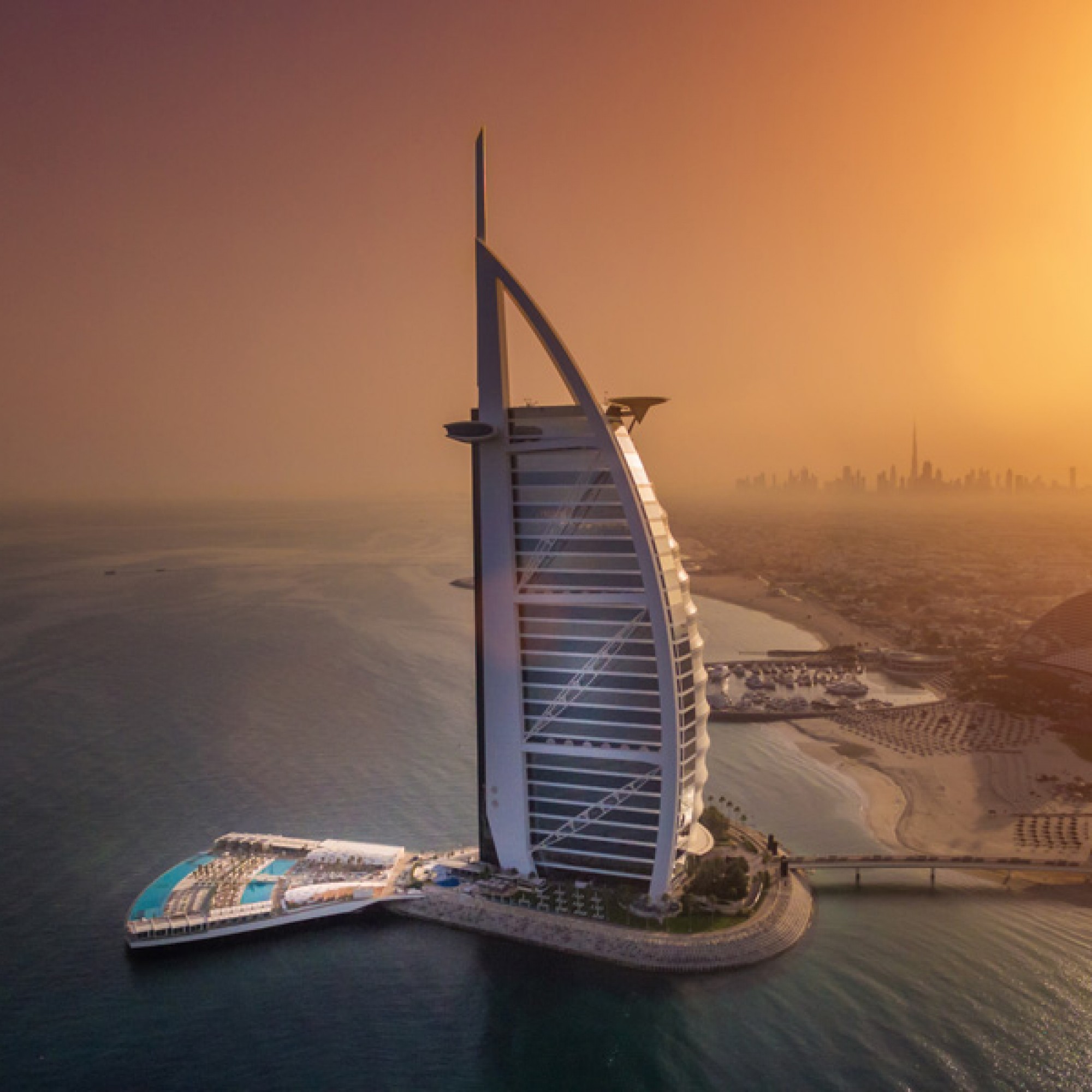 Vor dem Burj Al Arab erstreckt sich das Sonnendeck rund 100 Meter in den Golf (Bilder Jumairah Group)