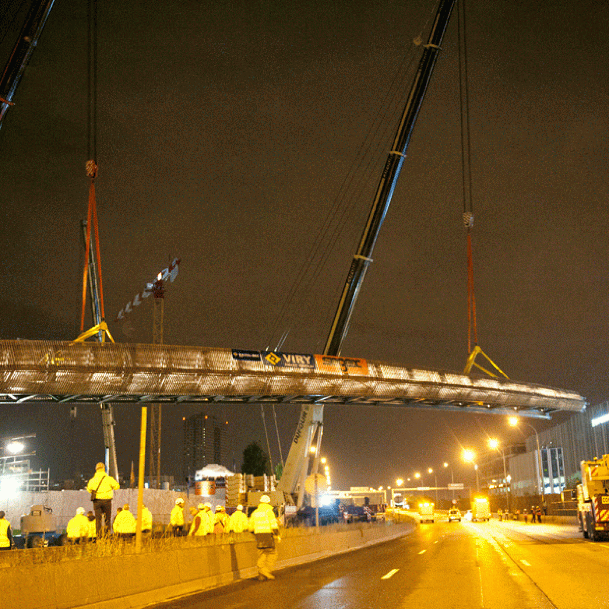 Anspruchsvolle Montage der Brücke: Sie... ( Nathalie Prébende /zvg)