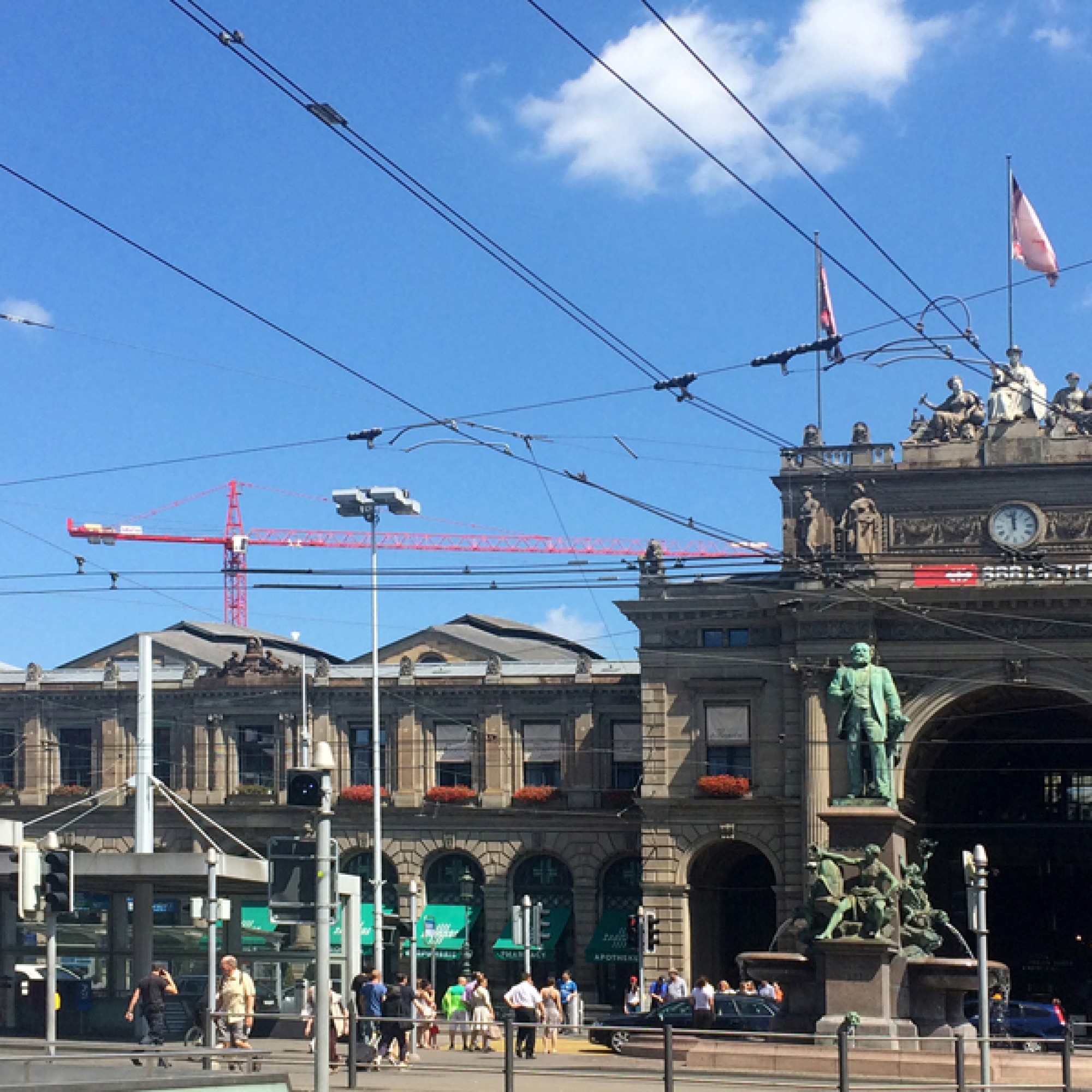 Das Escher-Denkmal vor dem Zürcher Hauptbahnhof. (Silva Maier)