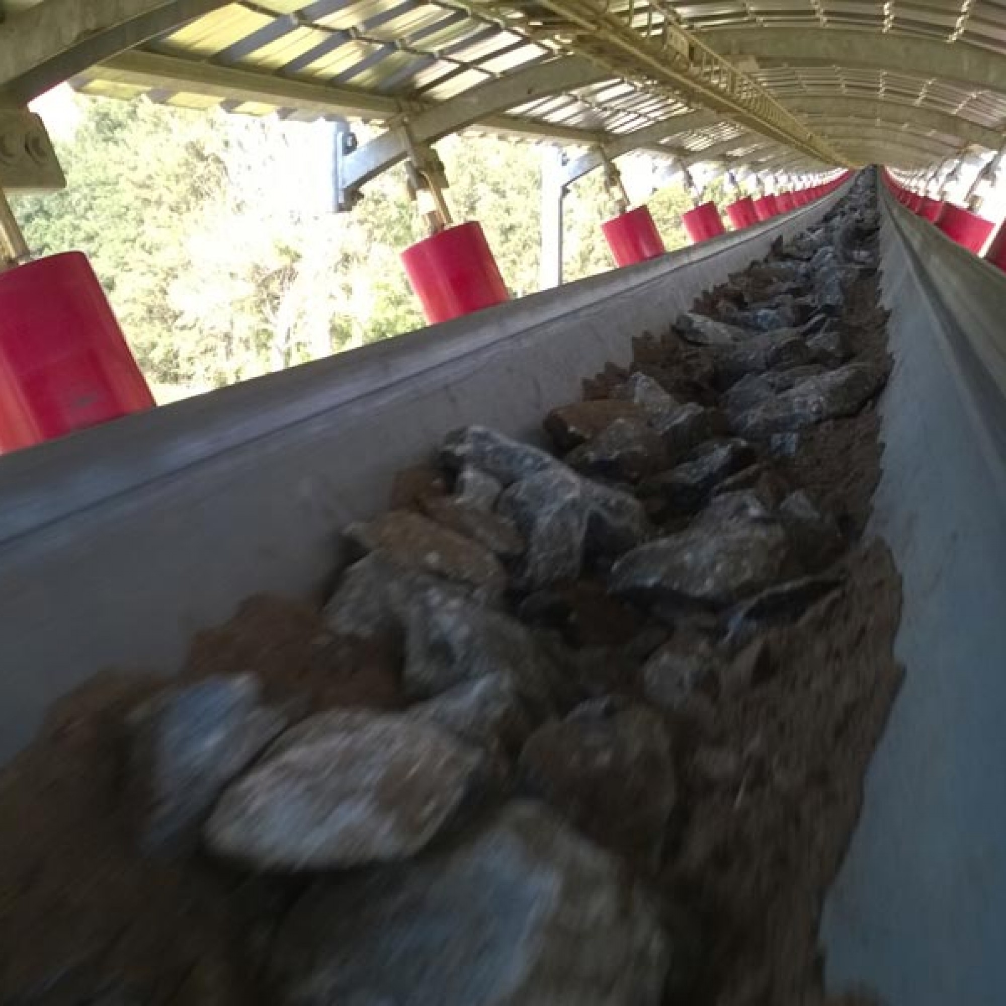 Bei einem "FlyingBelt" handelt es sich um eine Seilbahn mit einem muldenförmigen Förderband.