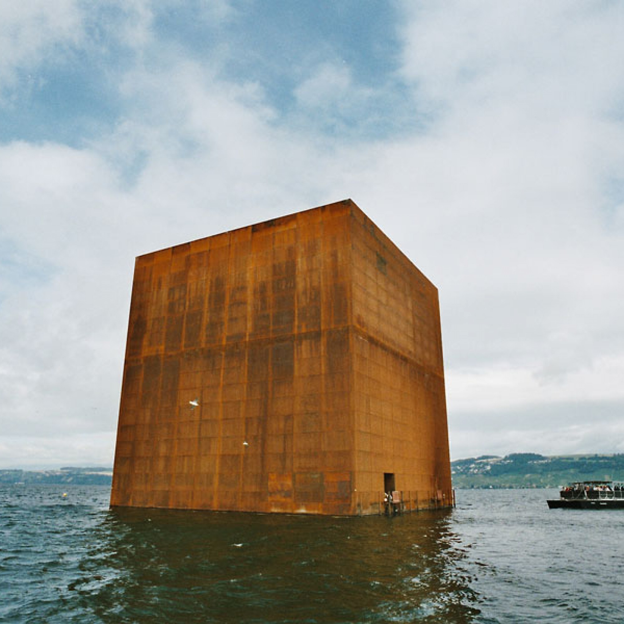 Der Würfel von Jean Nouvel im Murtensee gehörte zu den Wahrzeichen der letzten Landesausstellung in der Schweiz, der Expo.02 (Daniel Steger, Wikimedia Commons CC BY-SA 2.5)