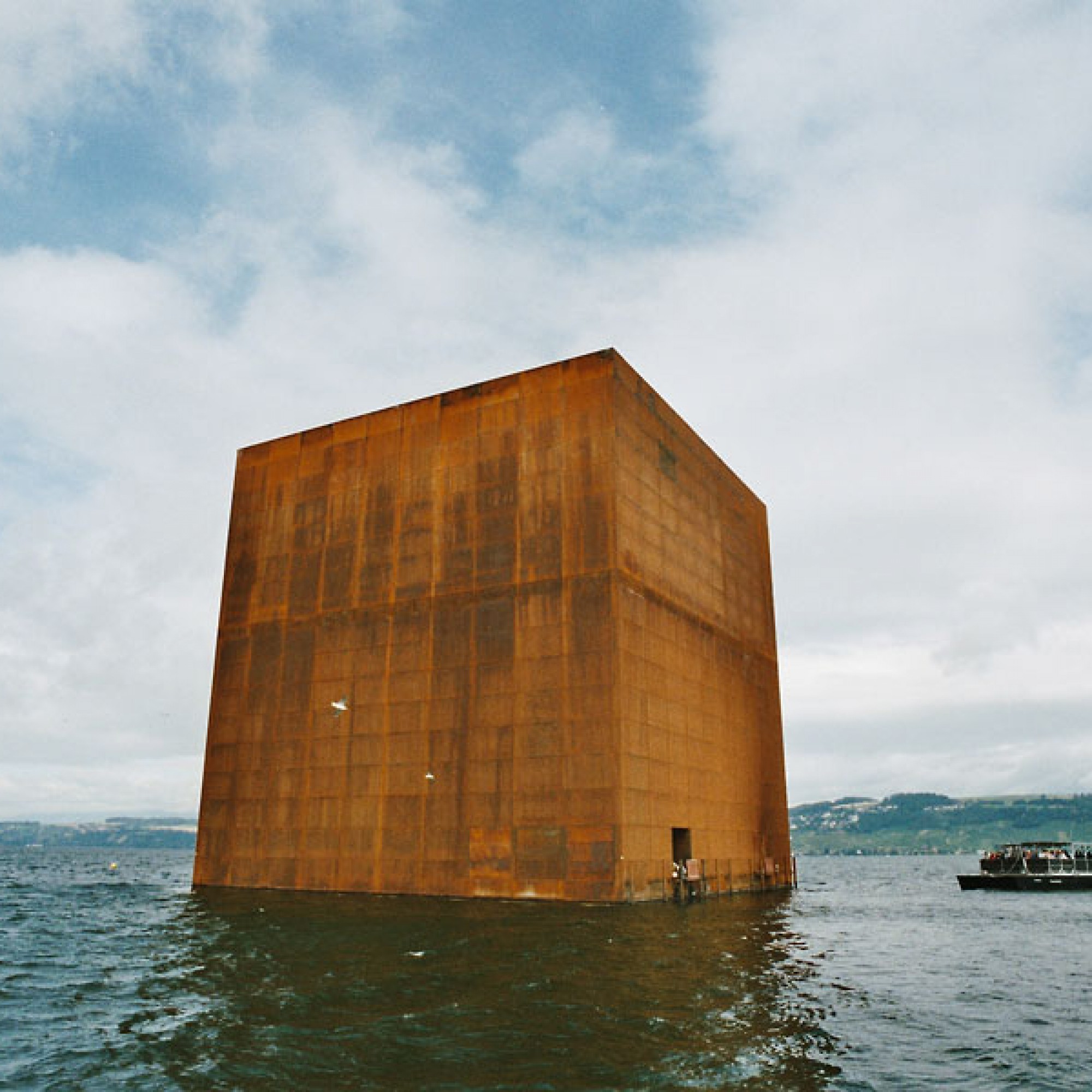 Der Würfel von Jean Nouvel im Murtensee gehörte zu den Wahrzeichen der letzten Landesausstellung in der Schweiz, der Expo.02 (Daniel Steger, Wikimedia Commons CC BY-SA 2.5) 