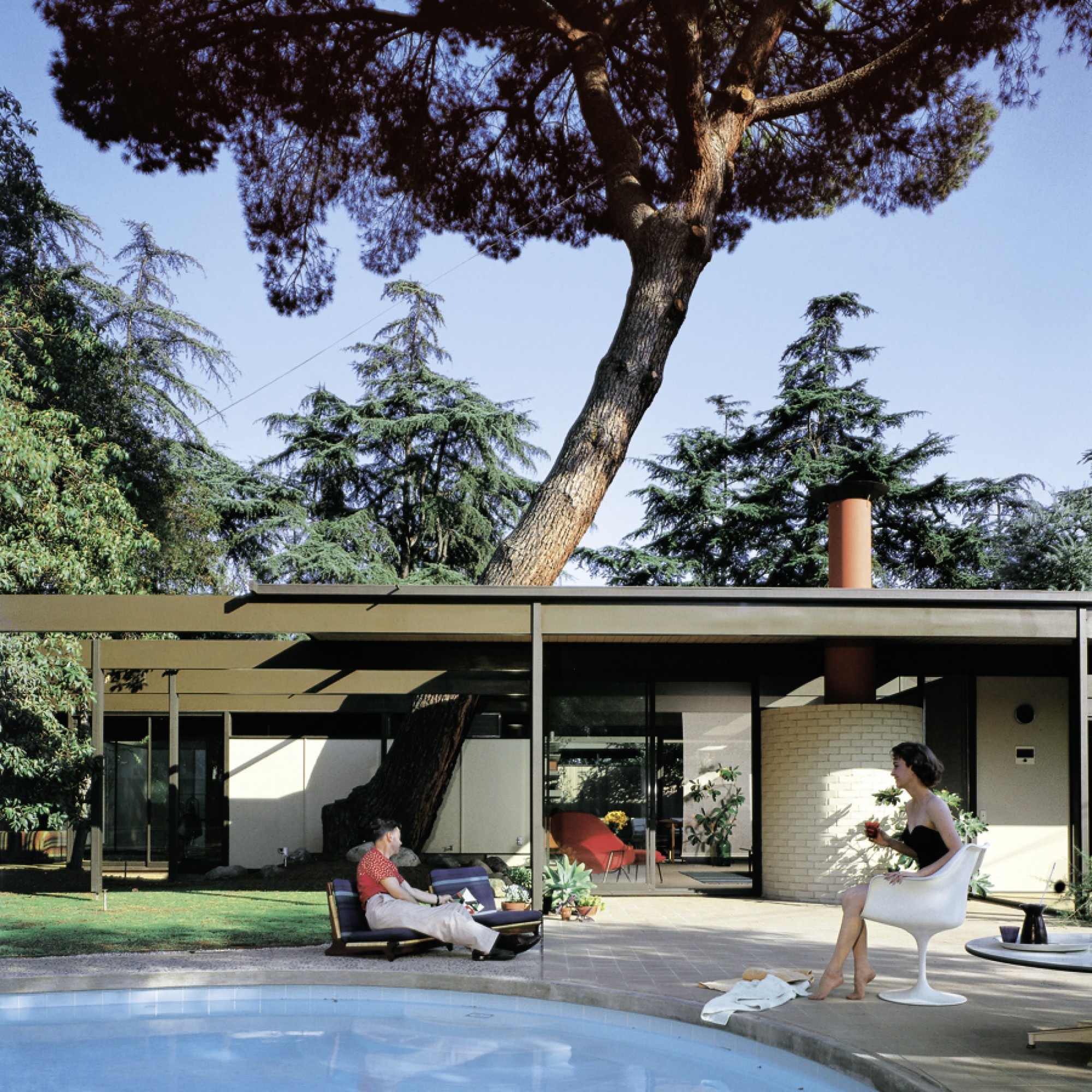 Perfekte Sommernachmittagsidylle im  "Bass House". (Julius Shulman, Getty Research Institute / Taschen Verlag)