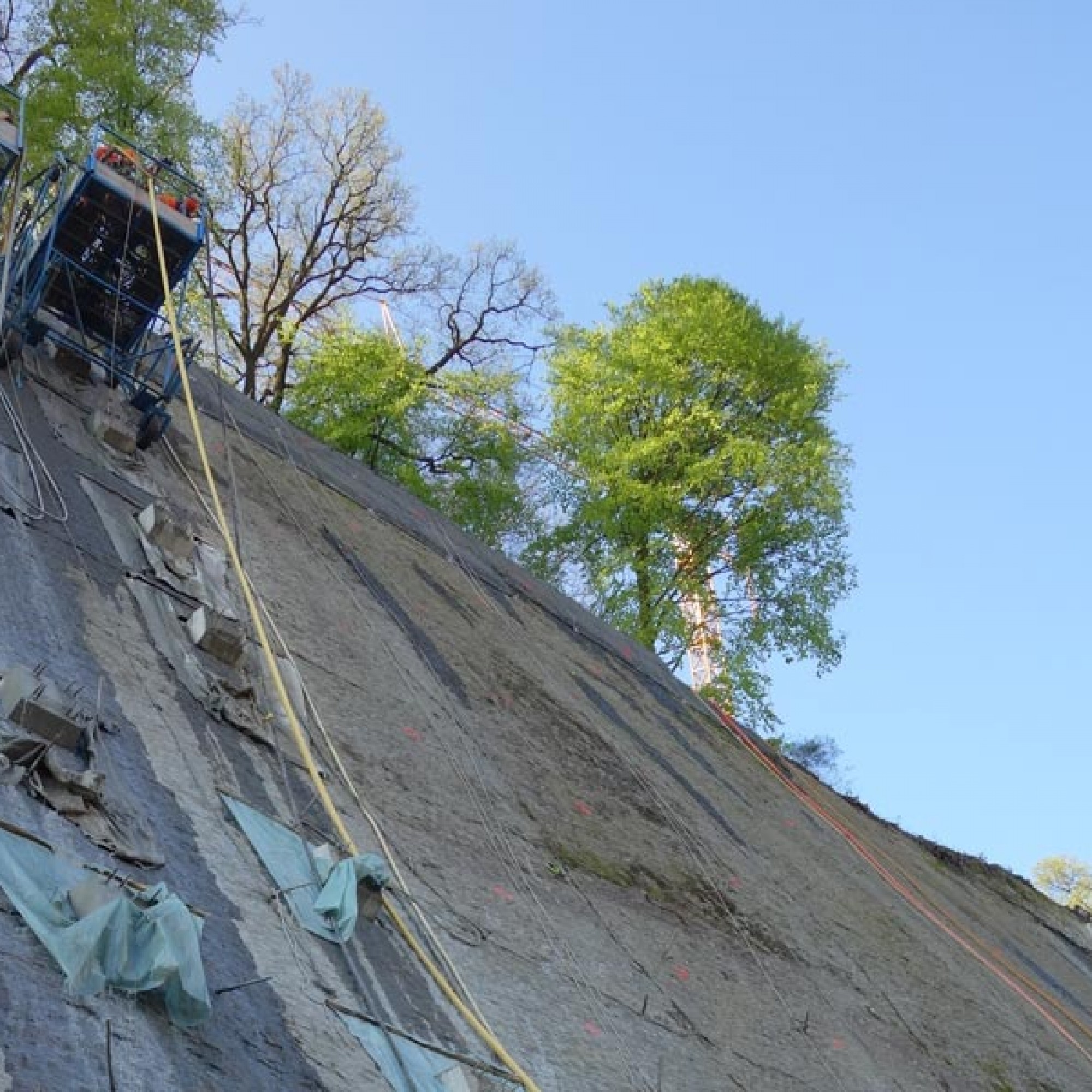 In der gefährdeten Zone werden die Anker in den Fels eingebracht. (Foto: Basler & Hofmann AG )