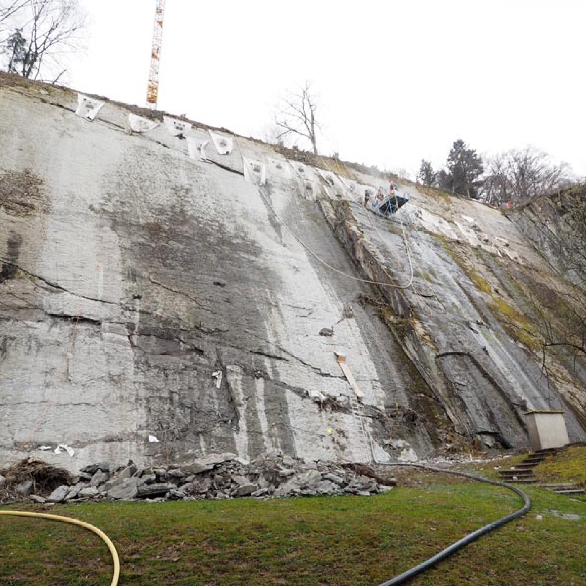 Zum Einstieg in die Wand werden Arbeitsbühnen herabgelassen. (Alle weiteren Fotos: zvg)