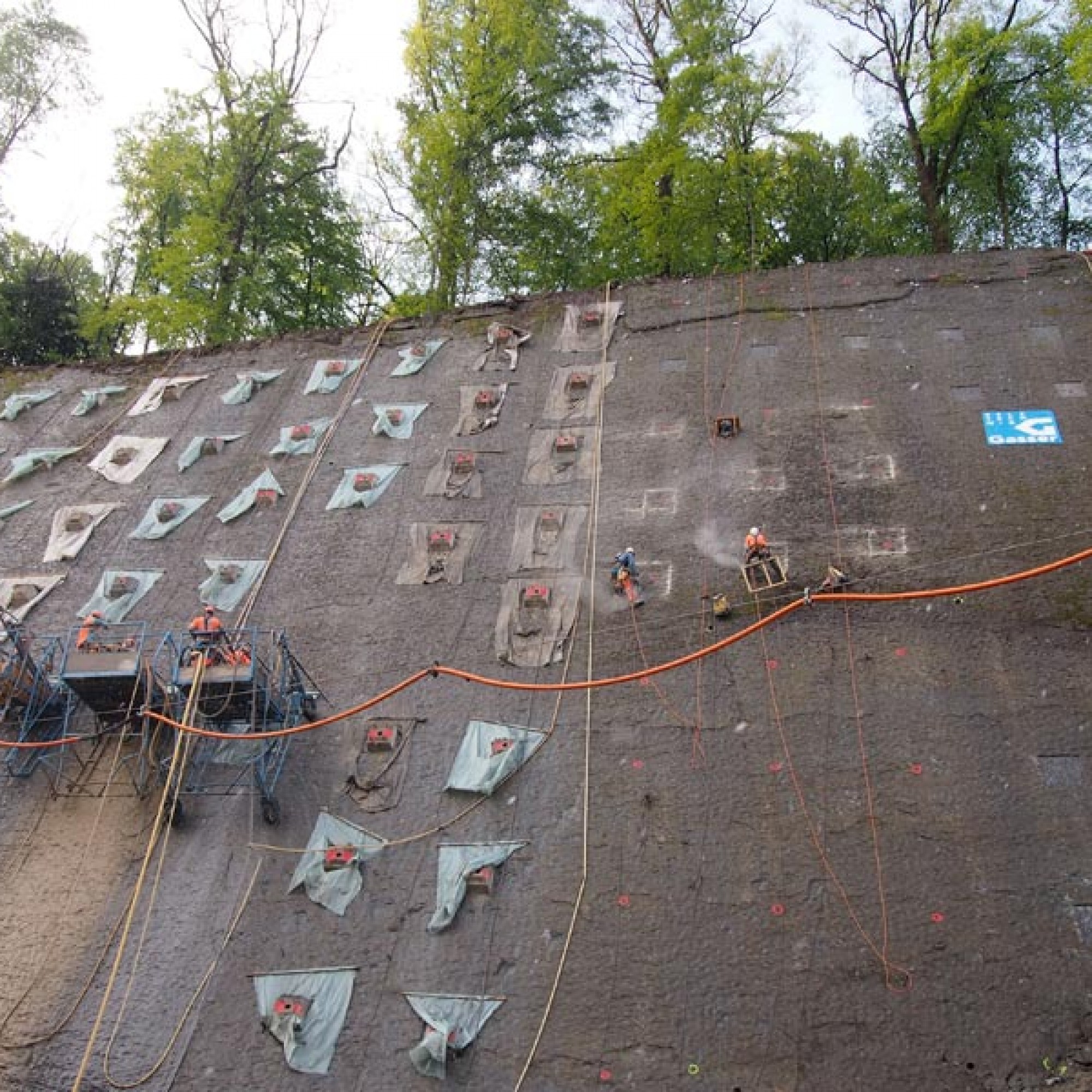 Die Bohrarbeiten für die Anker, die 15 Meter in den Fels reichen.