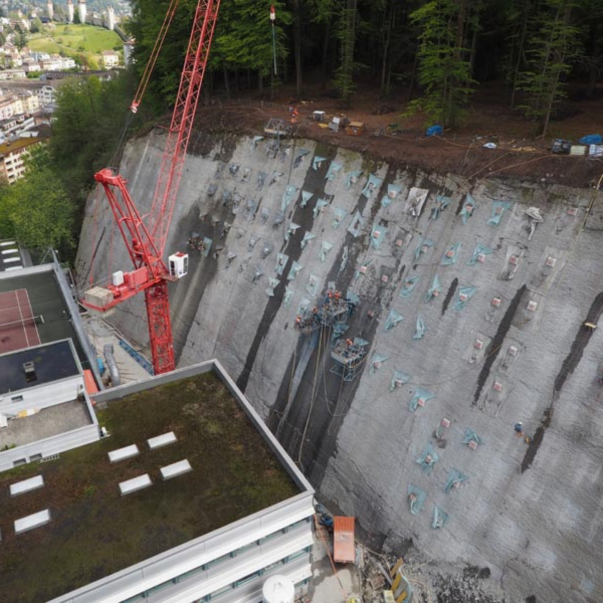 Deutlich sichtbar sind die Betonköpfe der Anker zu erkennen.