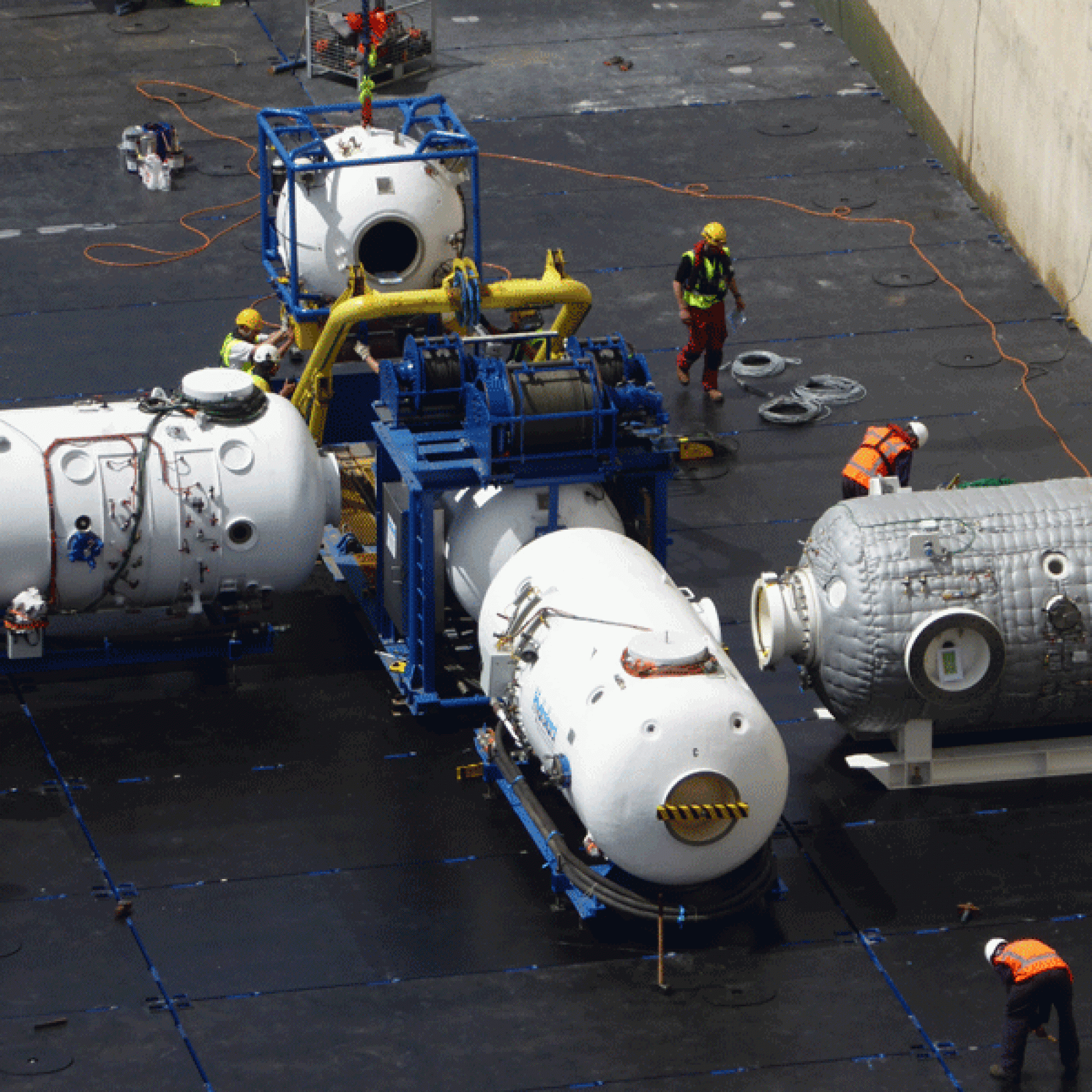 Bild 2/6: Vor Beginn der Unterwasserarbeiten werden die drei Druckkammern und die Tauchglocke installiert.