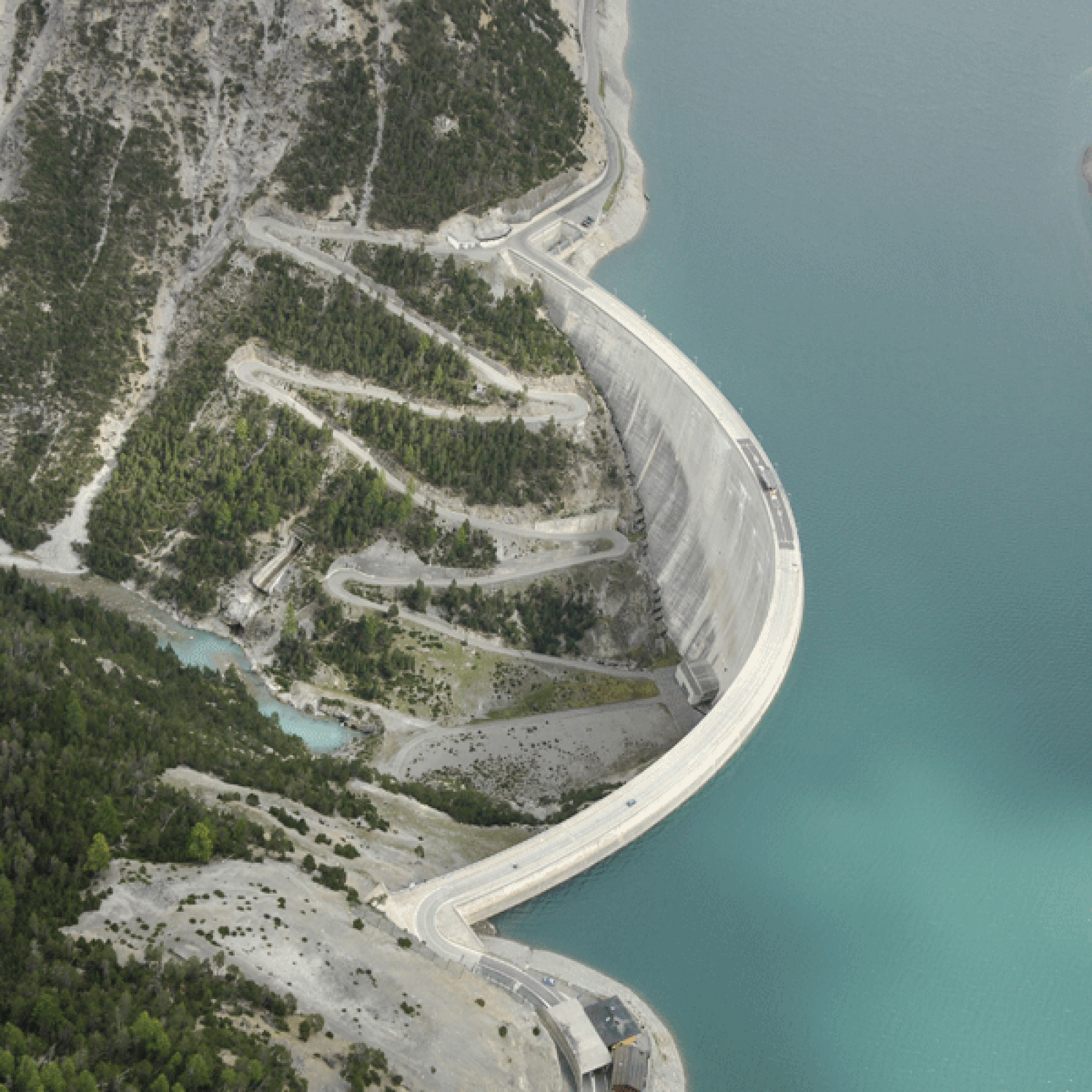 Bild 6/6: 130 Meter hoch und 540 Meter lang ist die Bogenstaumauer «Punt dal Gall» an der Landesgrenze Schweiz/Italien.
