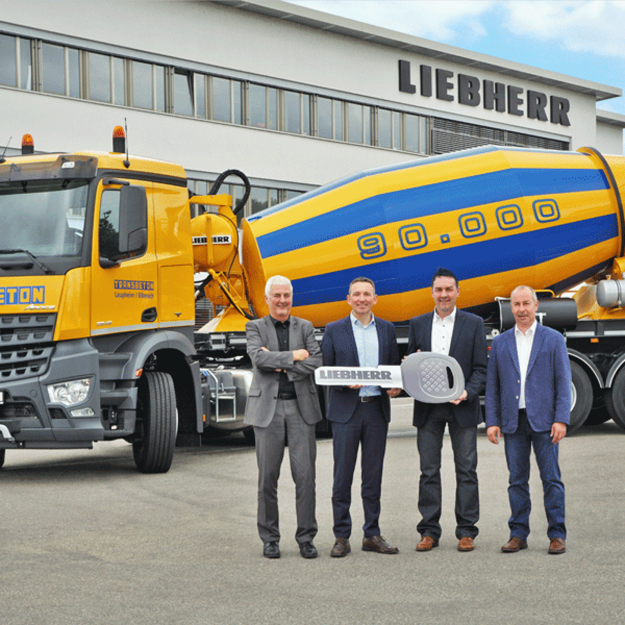 Zufriedene Gesichter bei der Übergabe des Jubiläums-Fahrmischers (v. l. n. r.): Michael Barthel,  Mark Figel (beide Liebherr), Reinhold Brehm (Transbeton), Bernd Wiest (Liebherr).