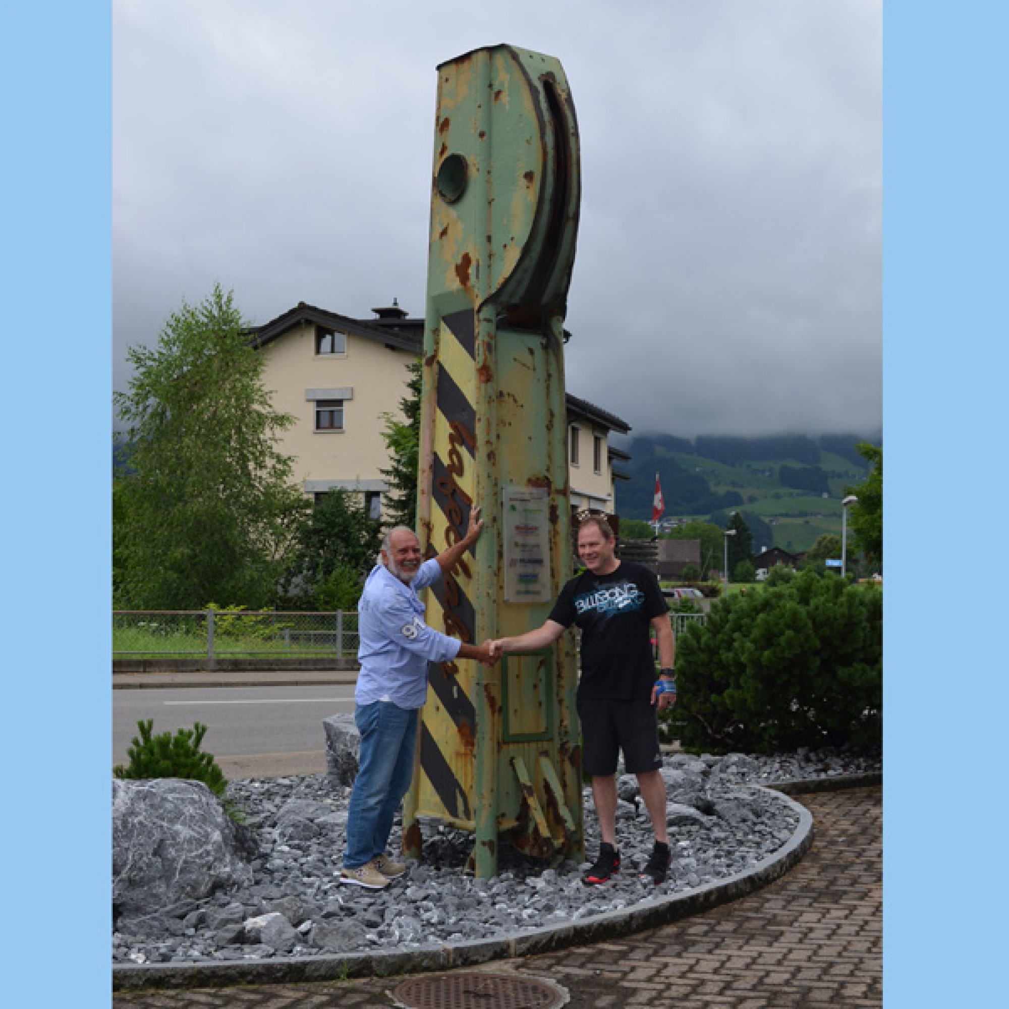 Max Schilling (links) und Markus Habermacher vor dem Kran-Ausleger in Wangen SZ (Bild: Höfner Volksblatt/March-Anzeiger)