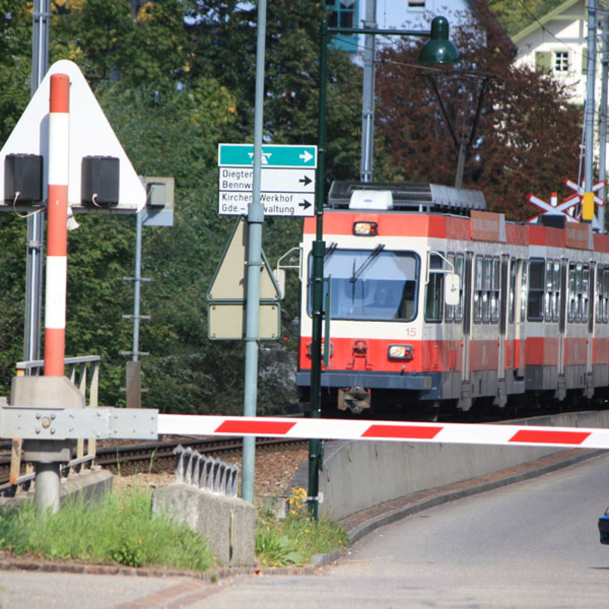 Ein Zug der Waldenburgerbahn rollt durch Hölstein BL (Markus2008, CC BY-SA 3.0, commons.wikimedia.org)