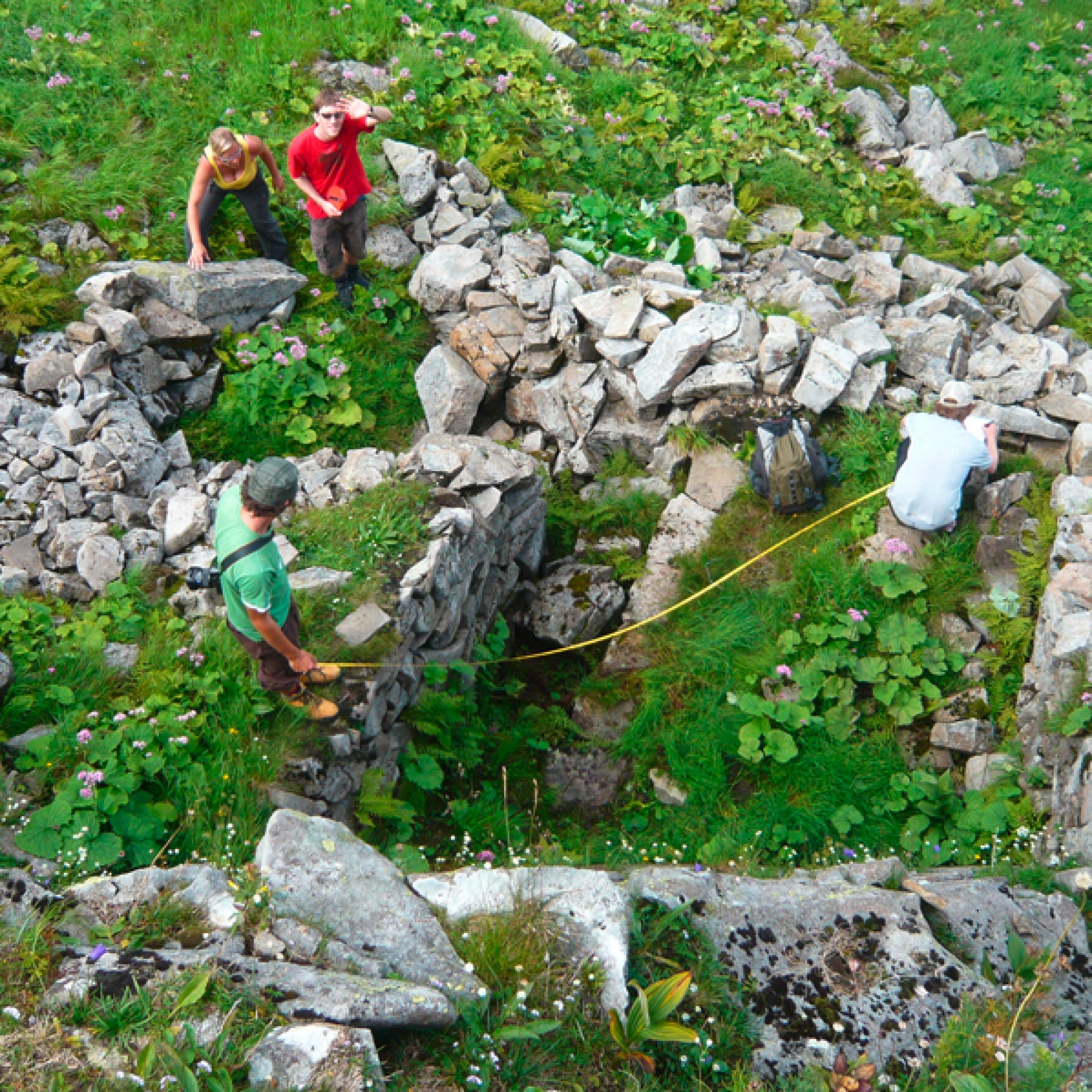 Architekturstudenten spüren alpine Siedlungsreste auf. (F. Flückiger / zvg)