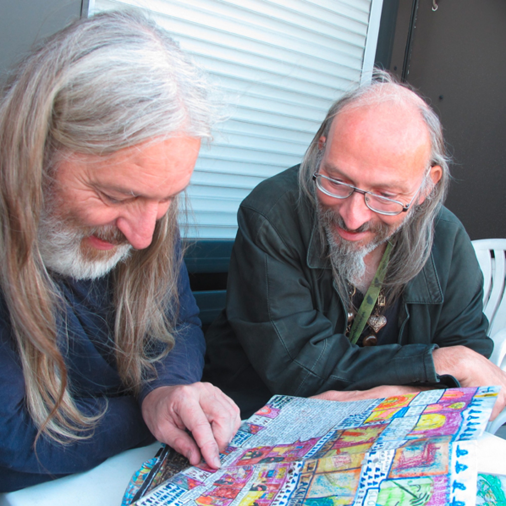 Michael Golz mit seinem Bruder Wulf beim Erzählen aus Ifichen Mem's Ferien Mappe. (Kunstmuseum Thurgau)