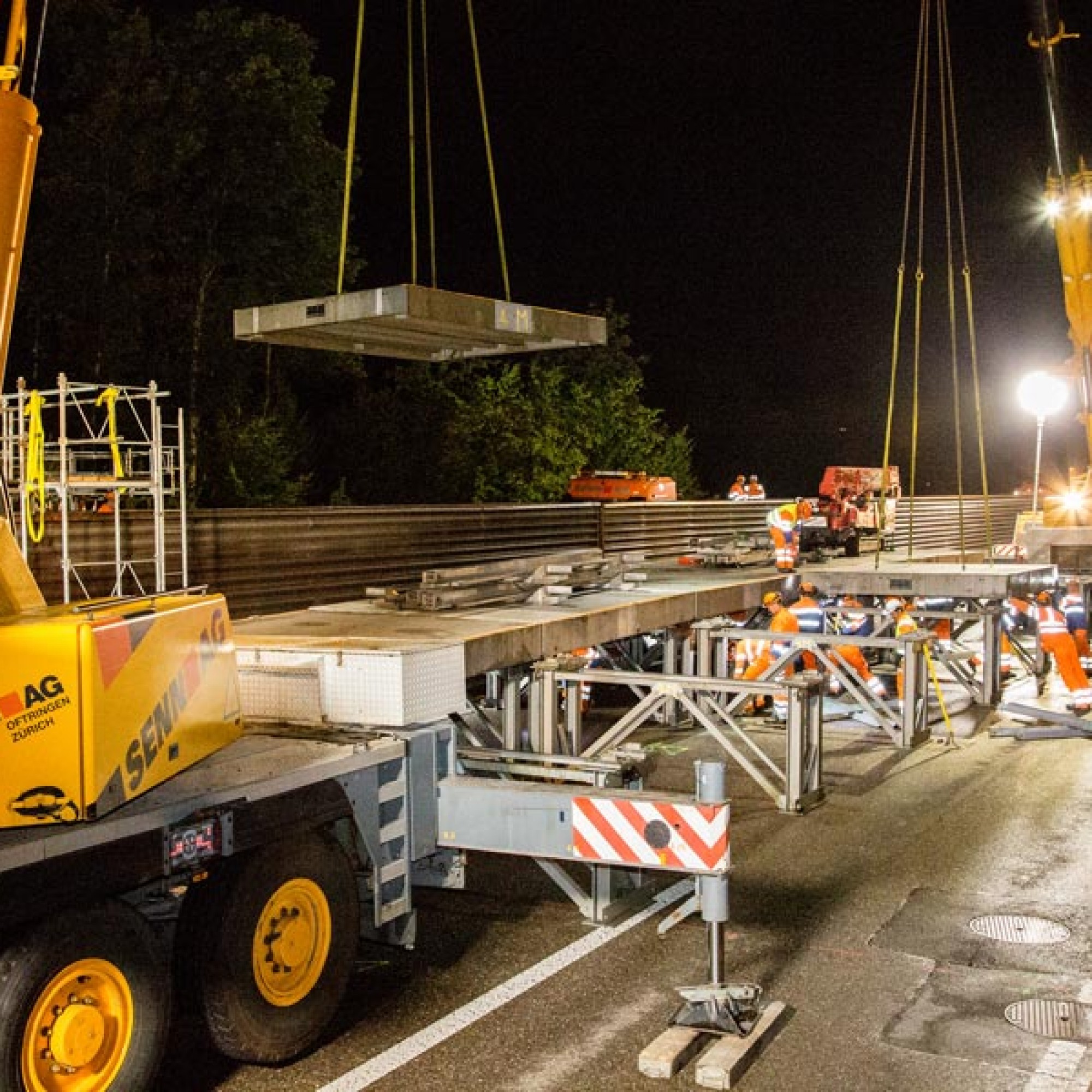 Die nächtliche Montage der Rampe. (Foto: Imbach Baukommunikation)