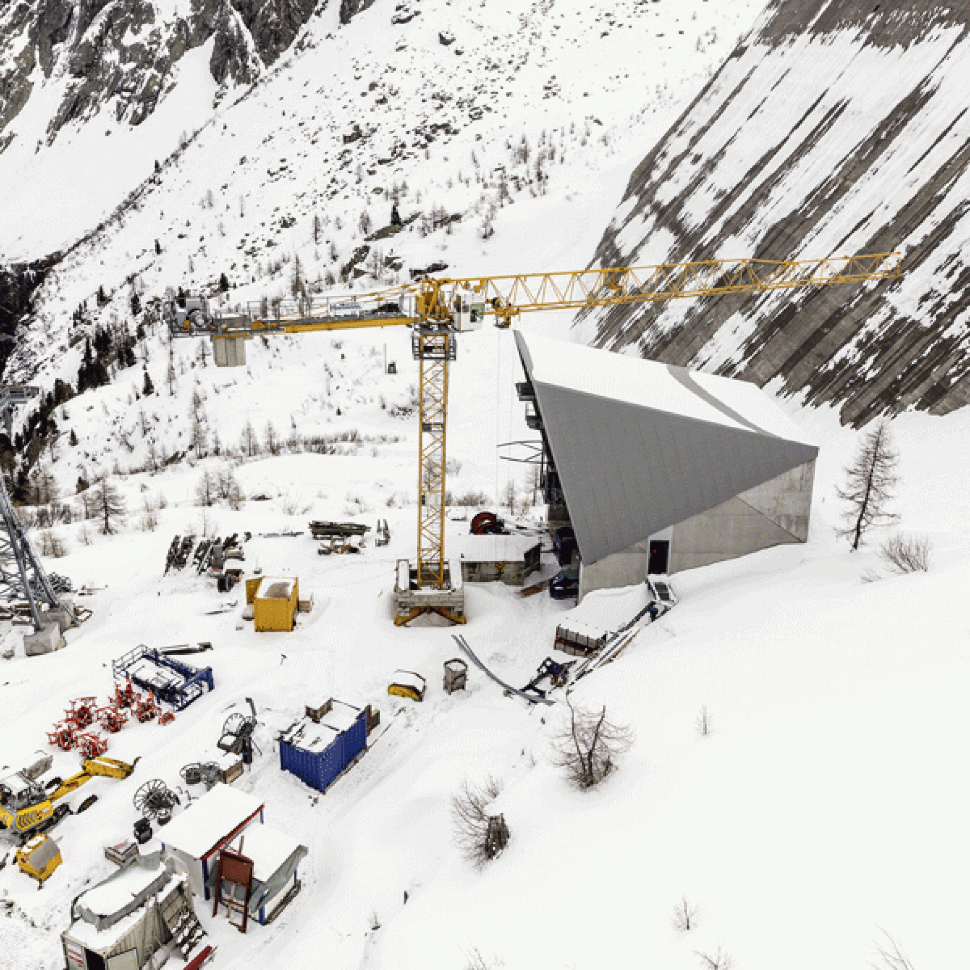 3/4 Die winterliche Baustelle der neuen Talstation befindet sich am Fusse der Staumauer.