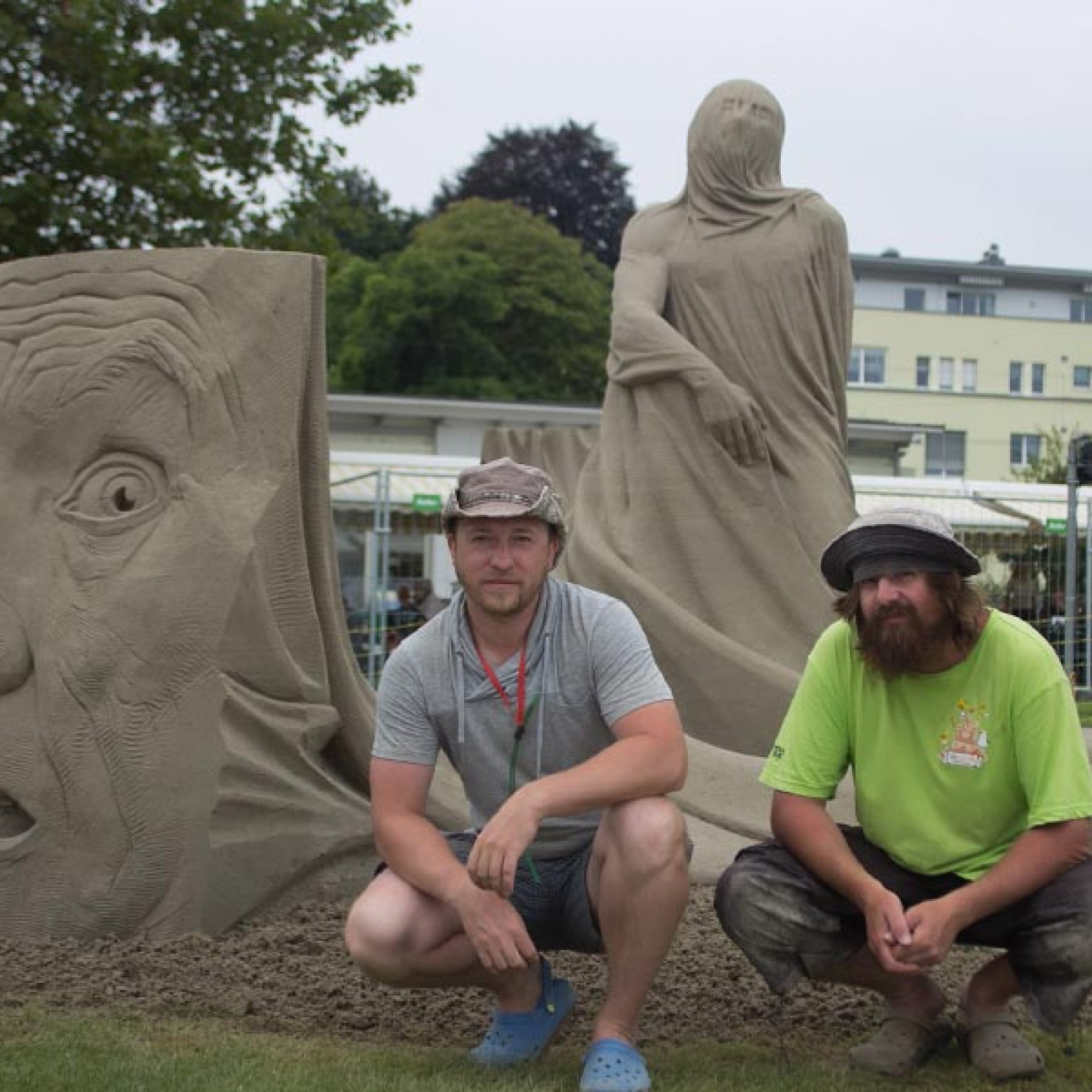 Die Gewinner des Sandskulpturen-Festivals 2016: Ivan Zverev (links) und Dmitryi Klimenko. (Bilder: René Koller - Sandskulpturen Festival Verein Pablo)