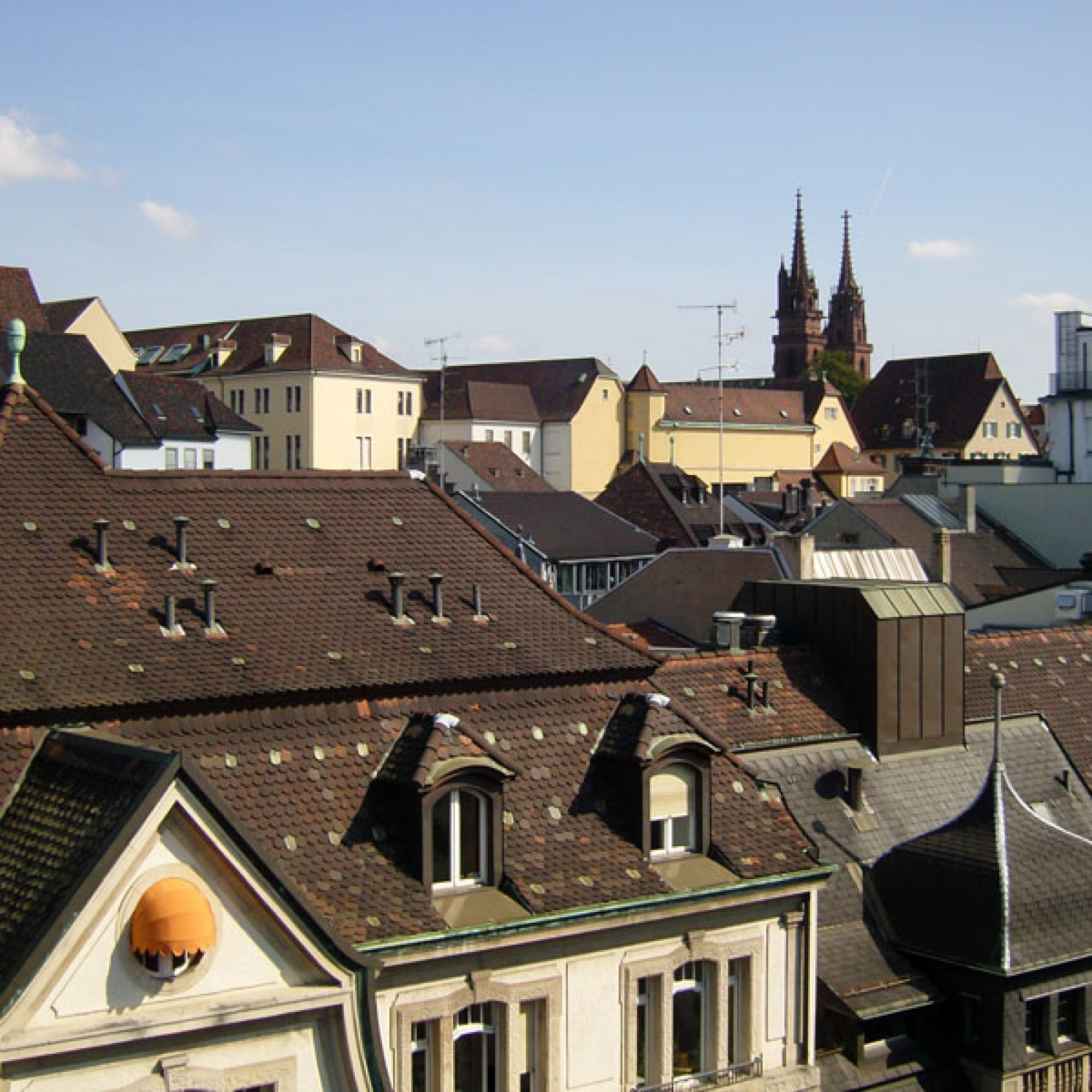 Dachlandschaft in Basel mit dem Münster (Staatskanzlei Basel-Stadt)