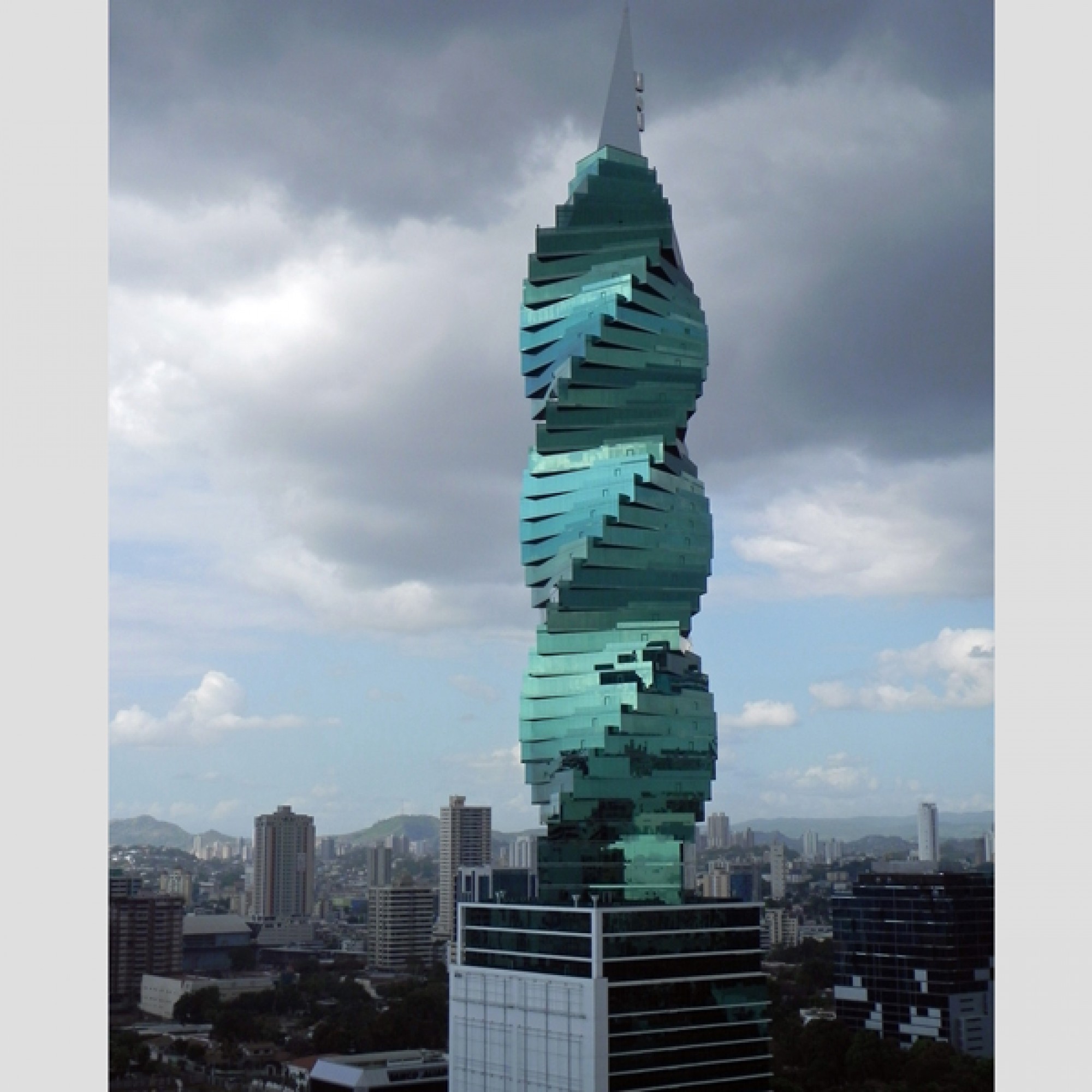  Rang 8, F & F Tower, Panama City, Panama, fertigestellt 2011,  233 Meter hoch, 53 Stockwerke, Rotation total 315 Grad, Rotation pro Etage 5.943 Grad. (Muribeg, CC BY-SA 3.0, Wikimedia) 