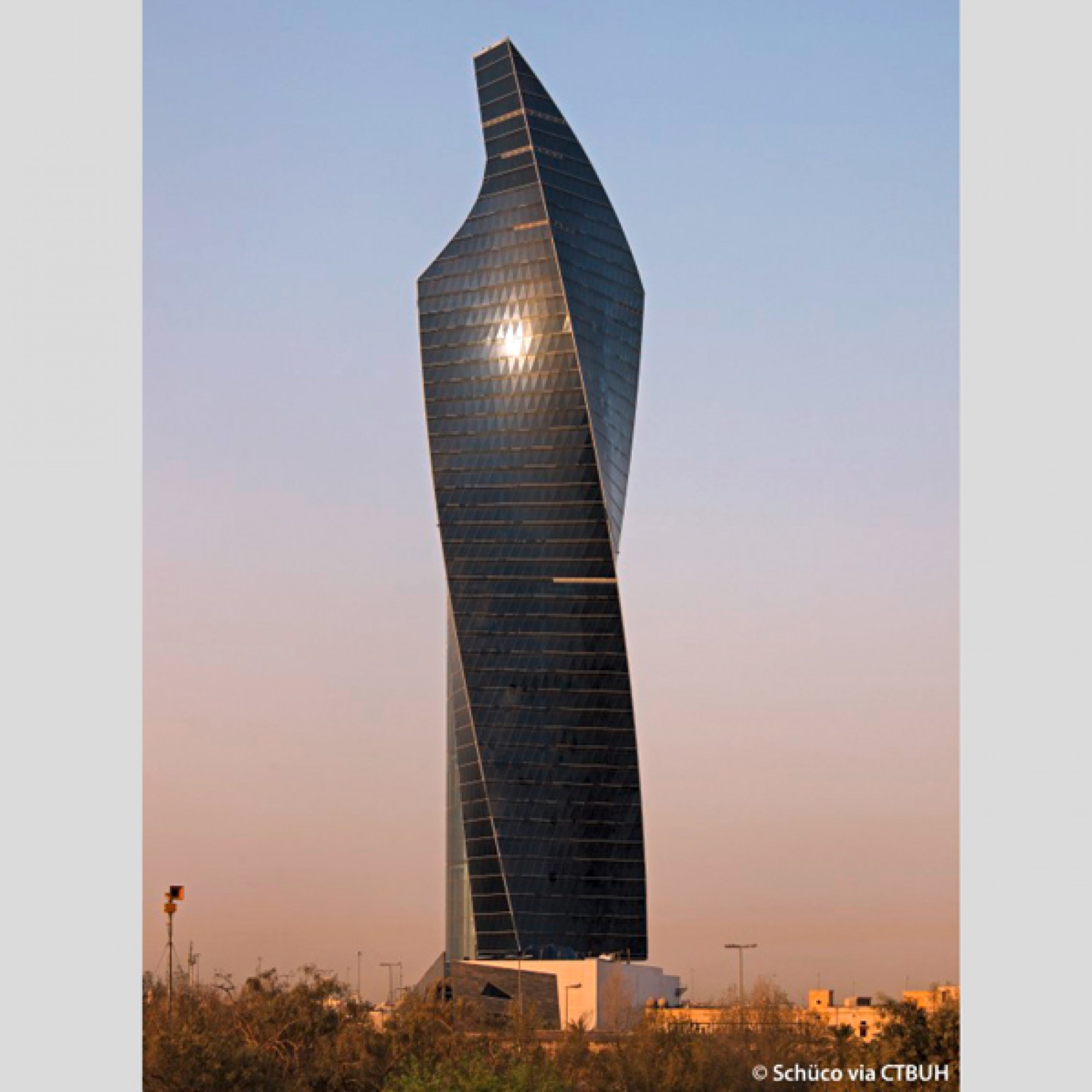  Rang 10, Al Tijaria Tower, Kuwait City, Kuwait,fertigestellt 2009,  218 Meter hoch, 41 Stockwerke, Rotation total 80 Grad, Rotation pro Etage 1.951  Grad. (Schüco/CTBUH)