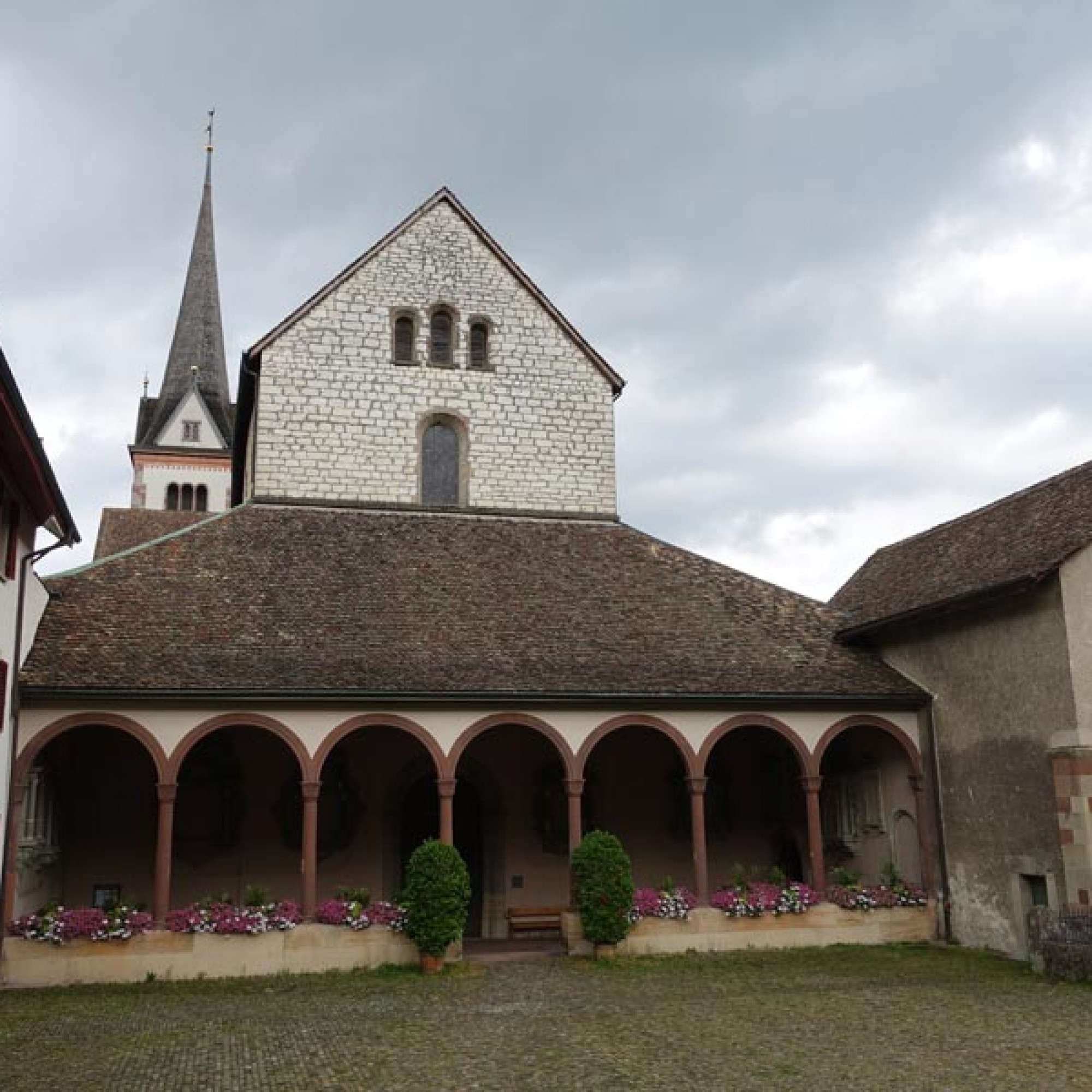 Eingang des Klosters mit Münstervorhalle. 1/20  (Alle Bilder: Claudia Bertoldi)