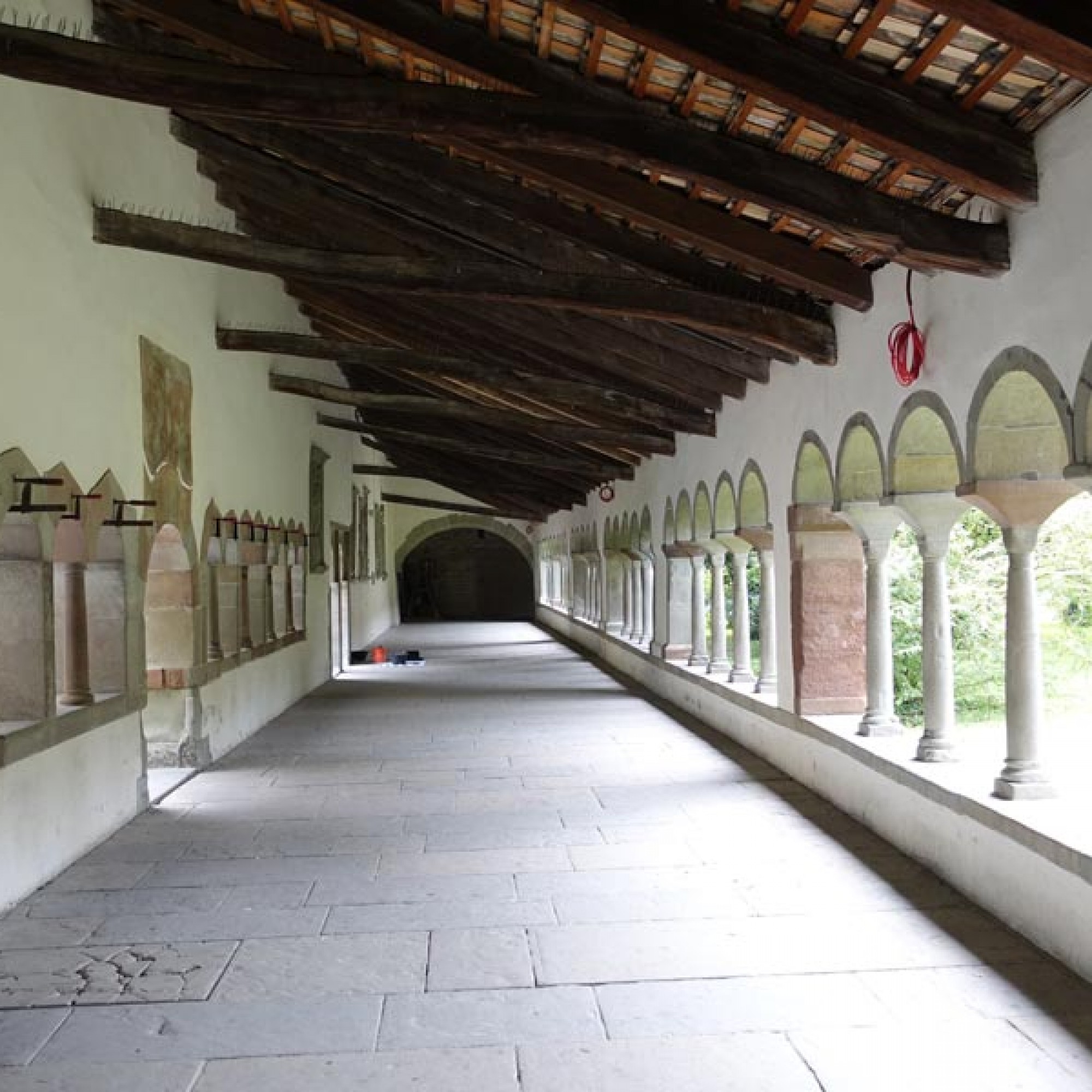 Blick vom Norden in den Ostgang. Ein Durchgang  auf der linken Seite führt zum Klostergarten.