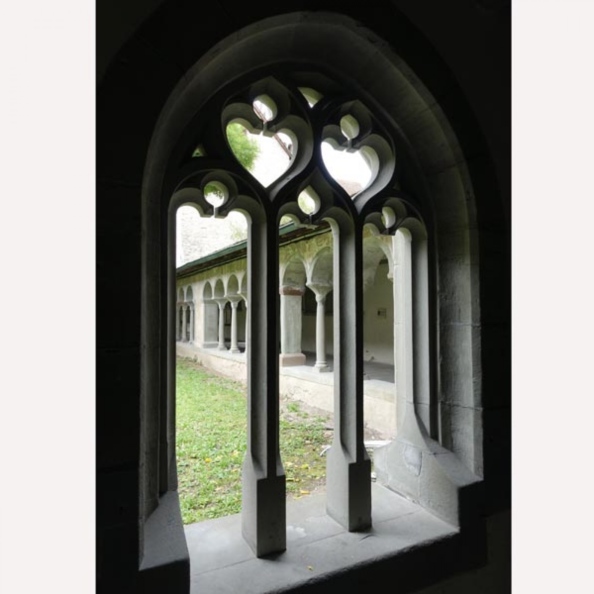 Die Details der Fensterbögen des südlichen Gangs im gotischen Stil.