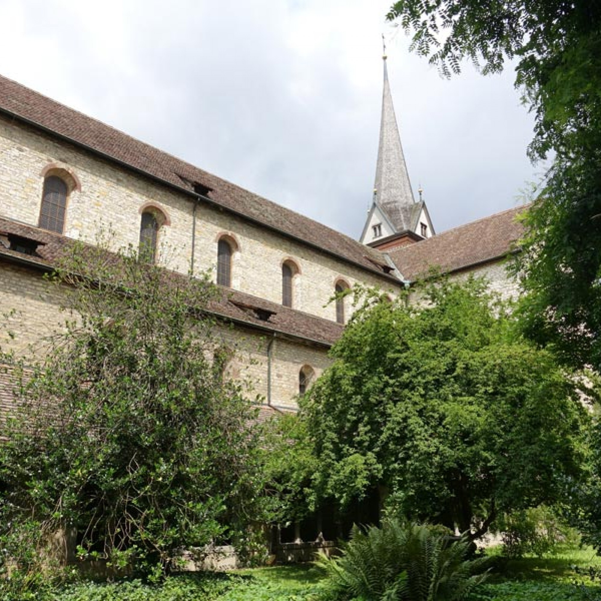 Der Kreuzgang umschliesst den romantischen Kreuzgarten, auch Junkerfriedhof genannt, auf dem ranghohe Schaffhauser Bürger beerdigt wurden. 