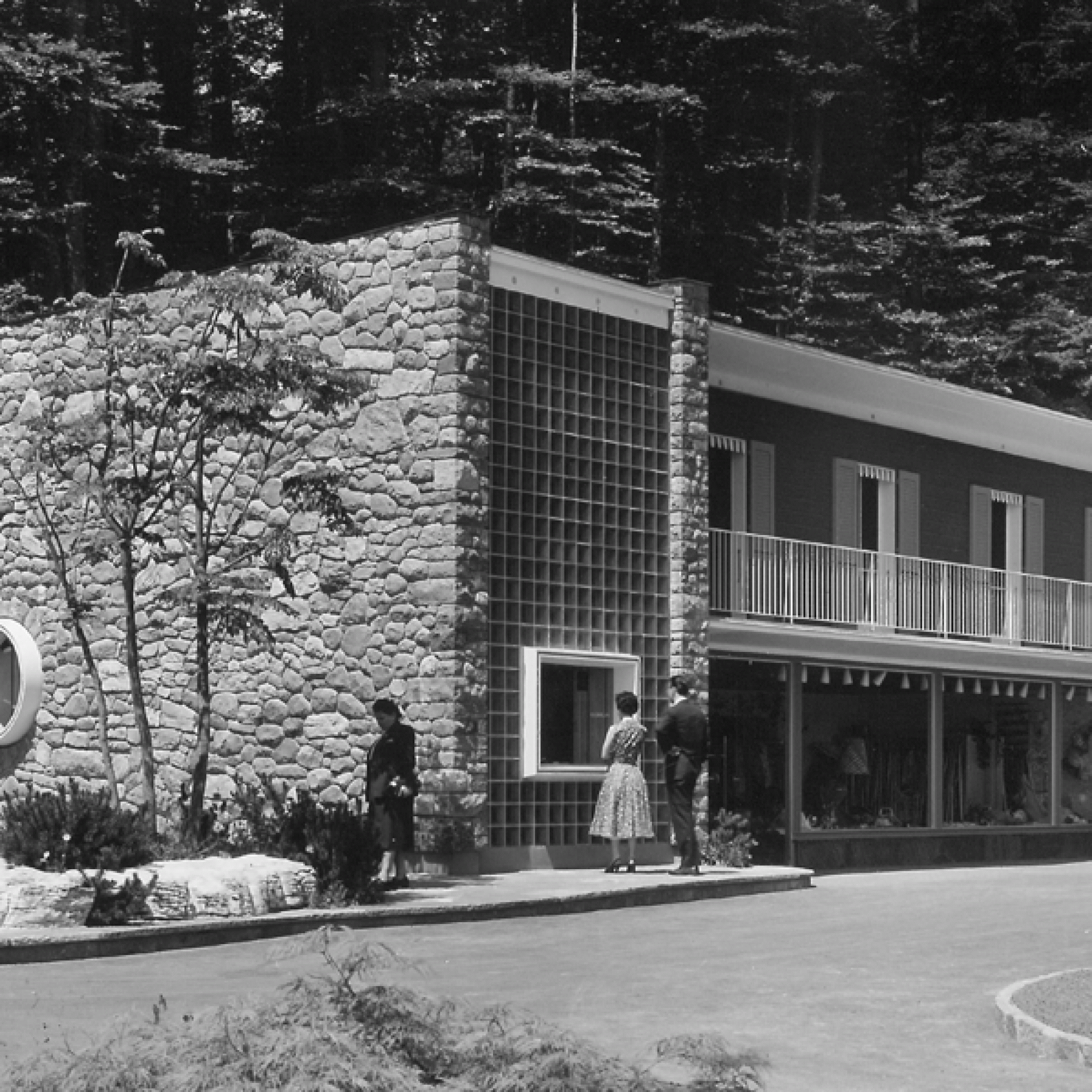 Eleganter Einkaufen im Bürgenstock-Bazaar... (O.Pfeifer / Privatarchiv Familie Frey, Luzern) 1/4