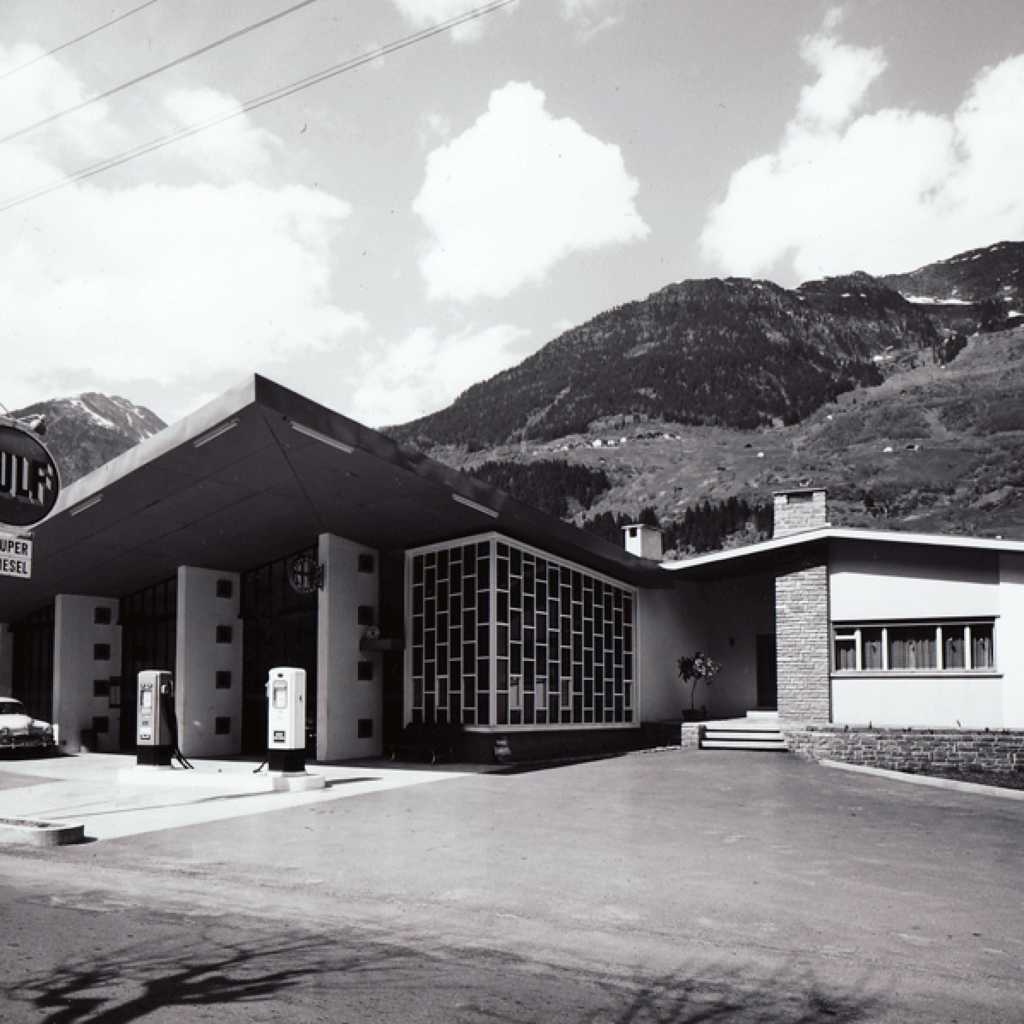 ...und stilvoller Tanken in Ambri. Tankstelle und Einfamilienhaus von F.lli Guscetti. (Willi Borelli, Airolo)