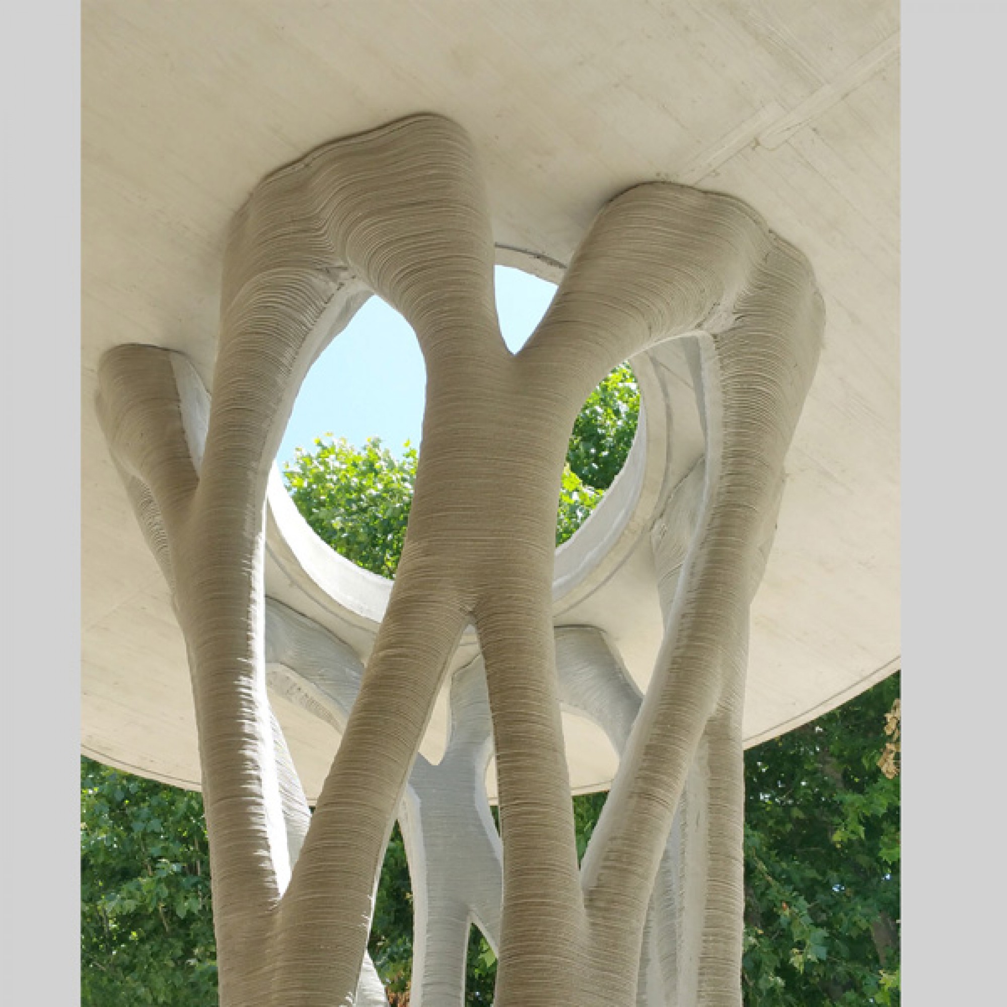 Tragende Säule „Krypton“ in Aix-en-Provence, Frankreich. Overall Project Architect: MDSA; Design: EZCT Architecture & Design Research + XtreeE; Machine Files & Manufacturing oft he Molds: XtreeE; Casting and Implementation: Fehr Architectural; Structural 