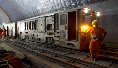 Mit der Stollenbahn werden die Mineure zu ihrem Arbeitsplatz gefahren.