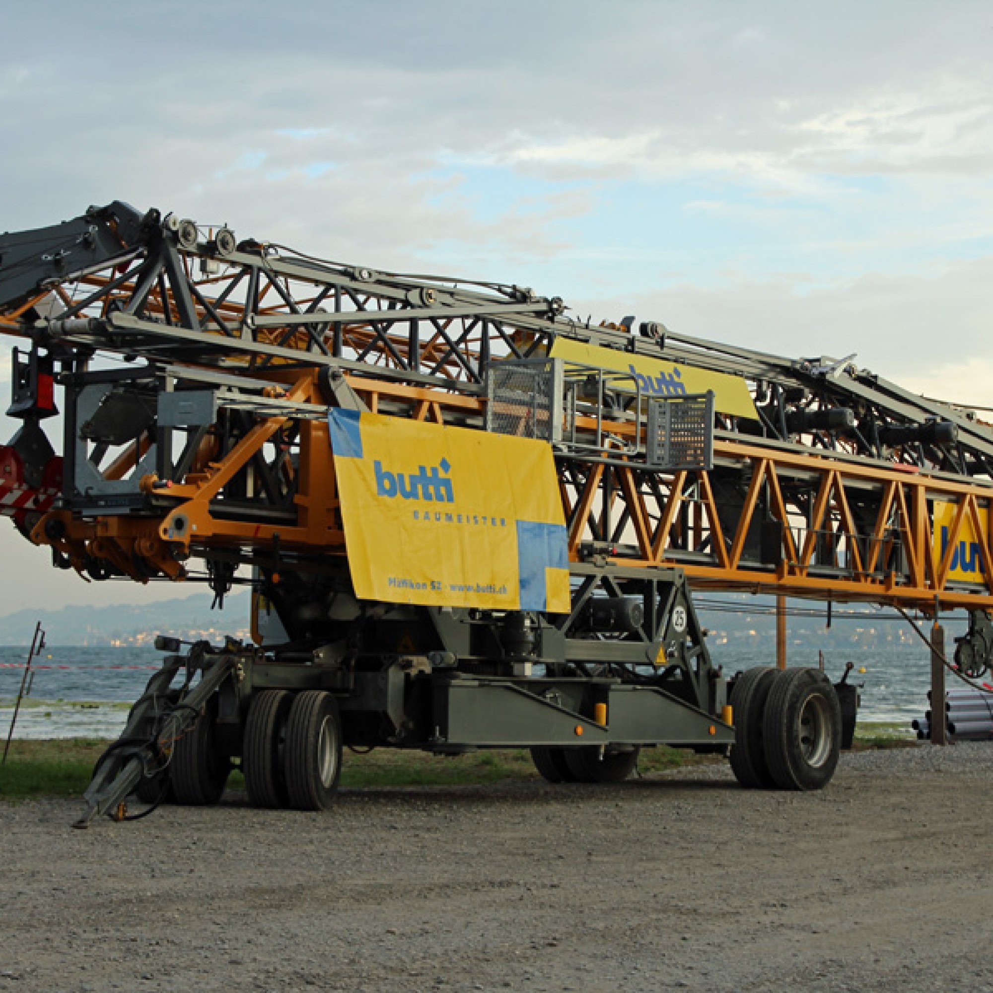 Der zu transportierende Kran ist ein Turmdrehkran von Liebherr und wird sich auf der Insel selbst aufstellen.