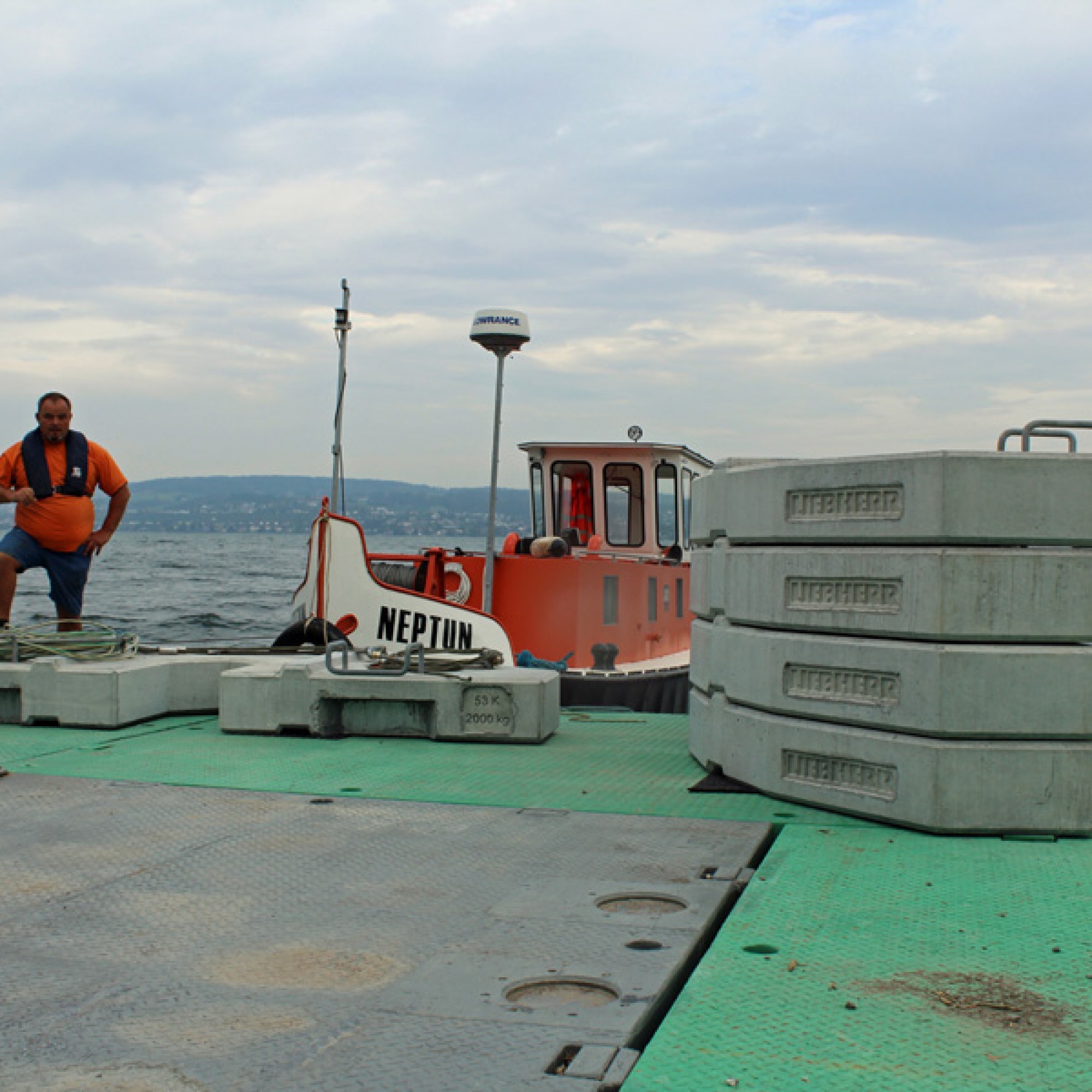 Der Gegenballast des Krans – 14 zwei Tonnen schwere Betonelemente – sorgt dafür, dass der Ponton nicht in Schieflage gerät.