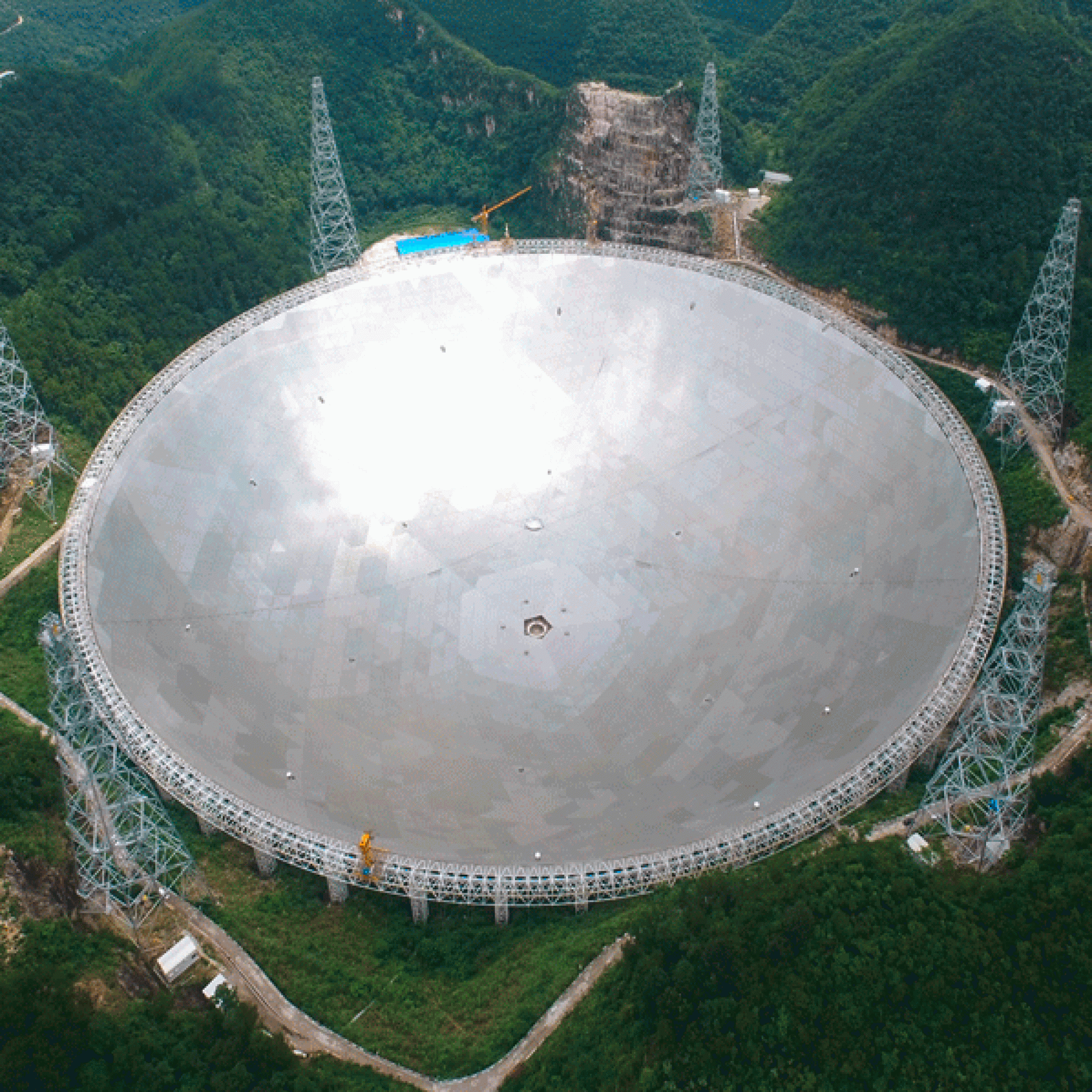 Dem grössten Radioteleskop der Welt mussten 8000 Menschen weichen, damit ungestört geforscht werden kann. (FAST)