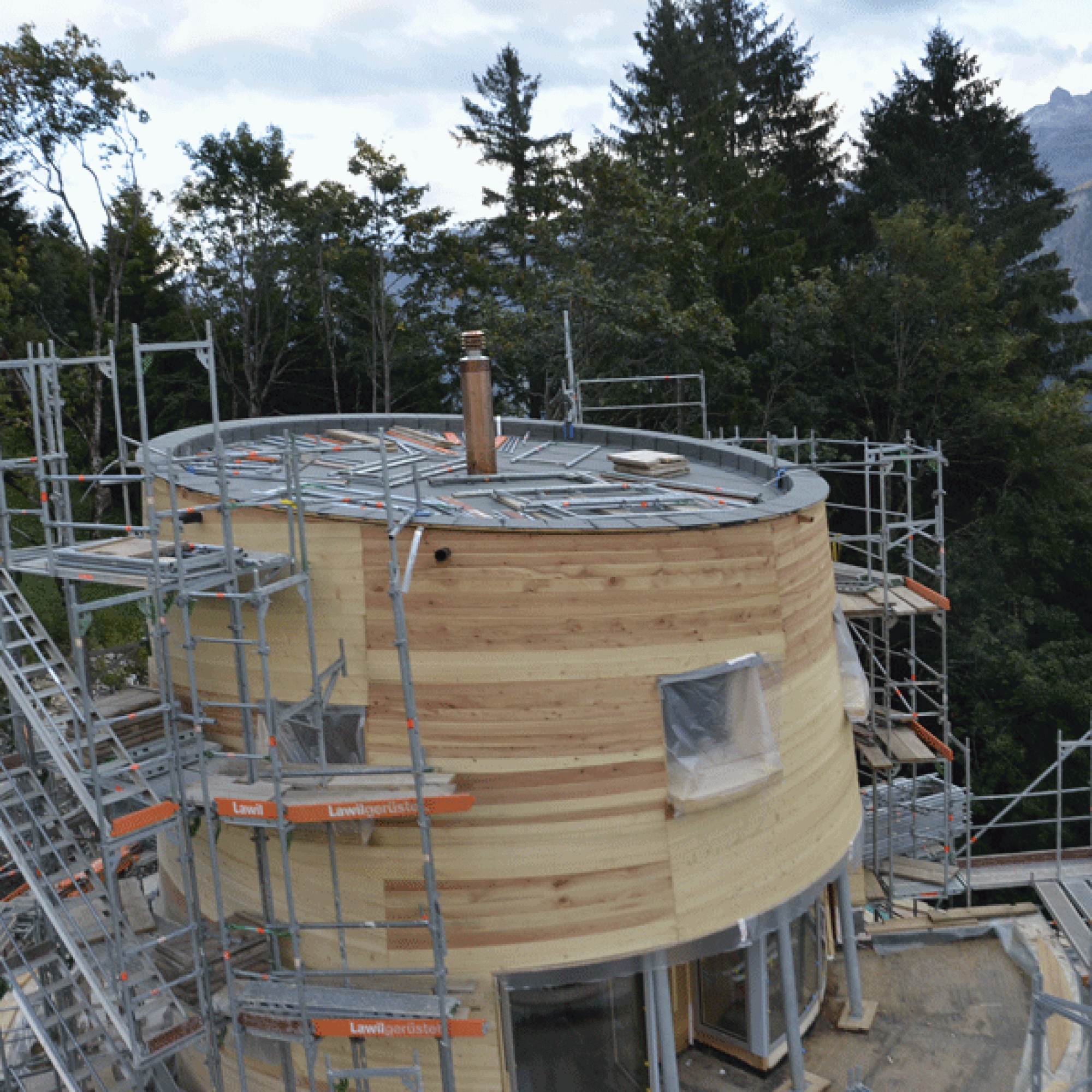 Bild 2/2: Wenn die Zigerloft-Bauarbeiten weiter planmässig voranschreiten, ist das runde Wohnhaus im Frühjahr 2017 bezugsbereit. (Bild: Edi Huber)
