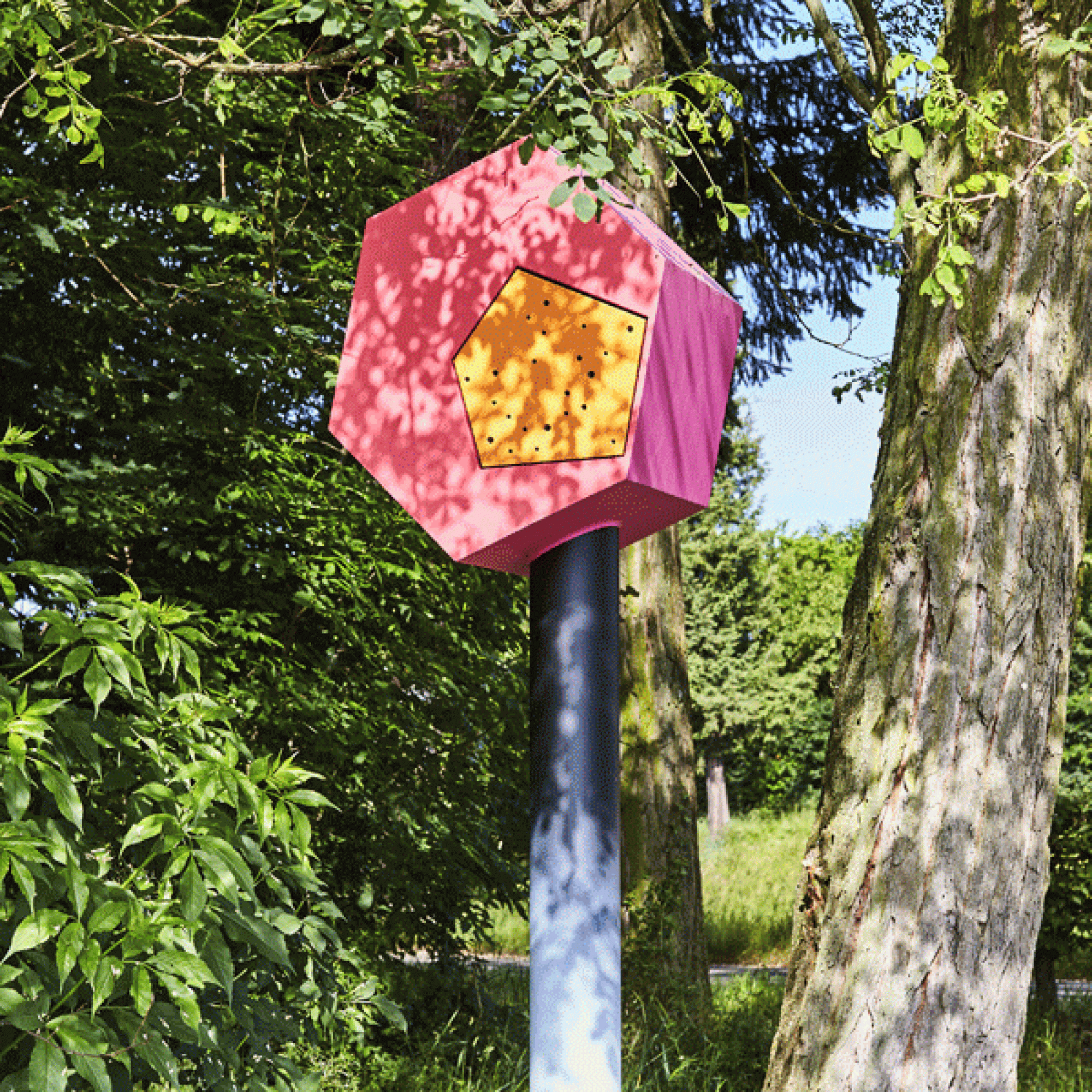 Wegmarke 06: Ein wabenförmiges pinkfarbenes Bienenhaus. (Bild: Mark Niedermann)