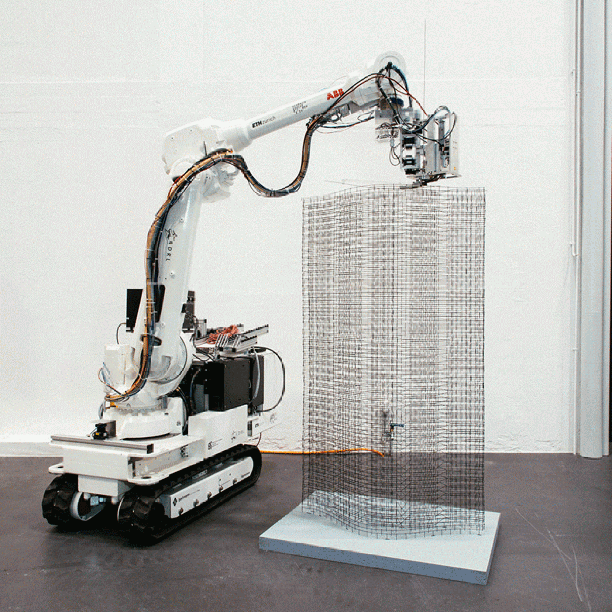 Zunächst stellt ein Bauroboter die gewünschte Form aus einem Stahlgitter her. (NFS Digitale Fabrikation)