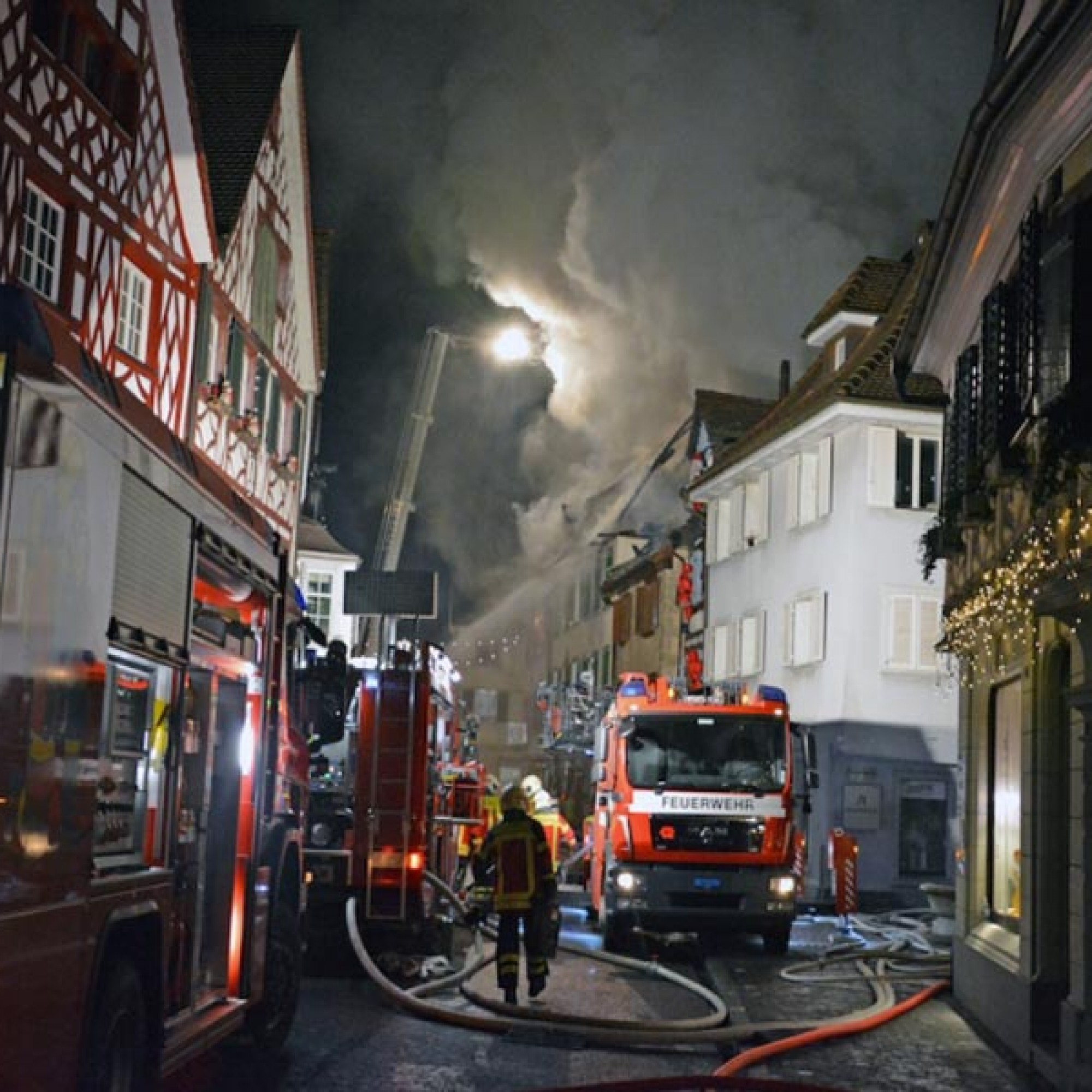 160 Männer der Feuerwehren Steckborn, Diessenhofen, Frauenfeld und Kreuzlingen waren beim Grossbrand im Advent 2015 in der Steckborner Altstadt im Einsatz.