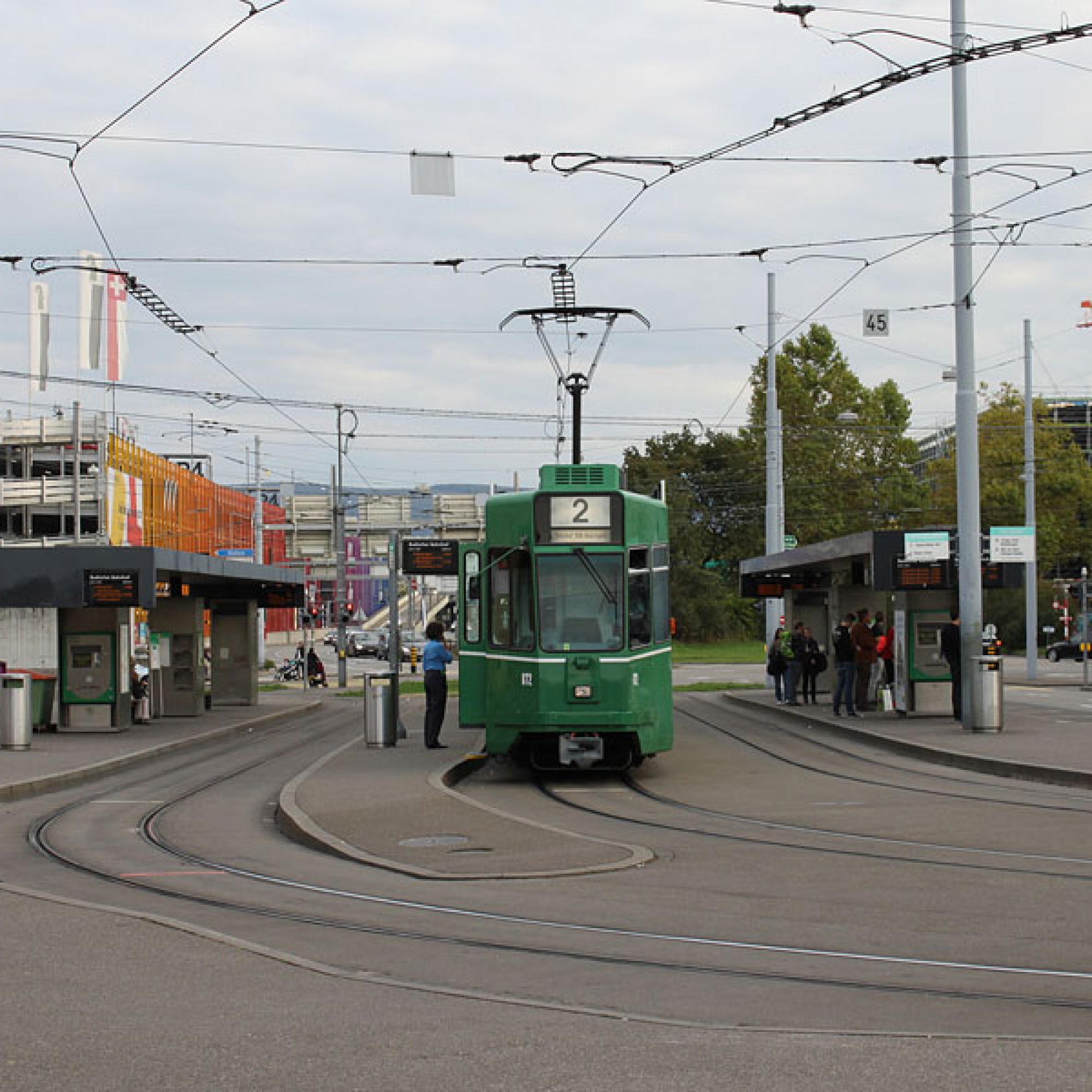 Tramhaltestelle in Basel (NAC, CC-BY-SA 4.0, Wikimedia Commons)