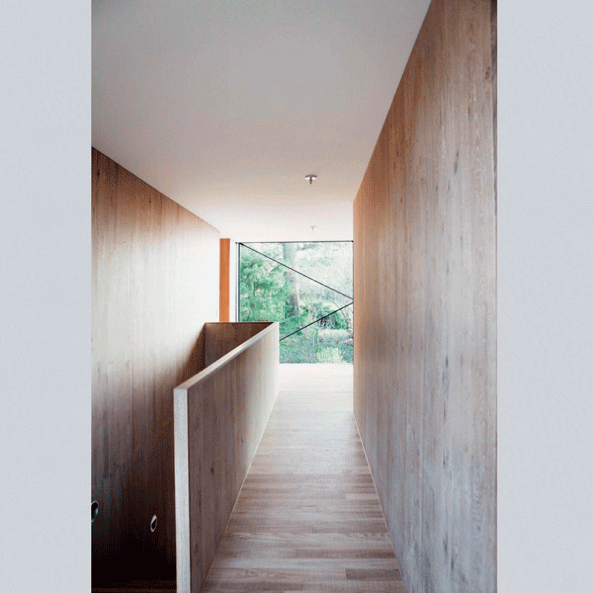 Die Holztreppe verbindet das betonlastige Erdgeschoss mit dem Holzaufbau im ersten Stock. (Eik Frenzel)